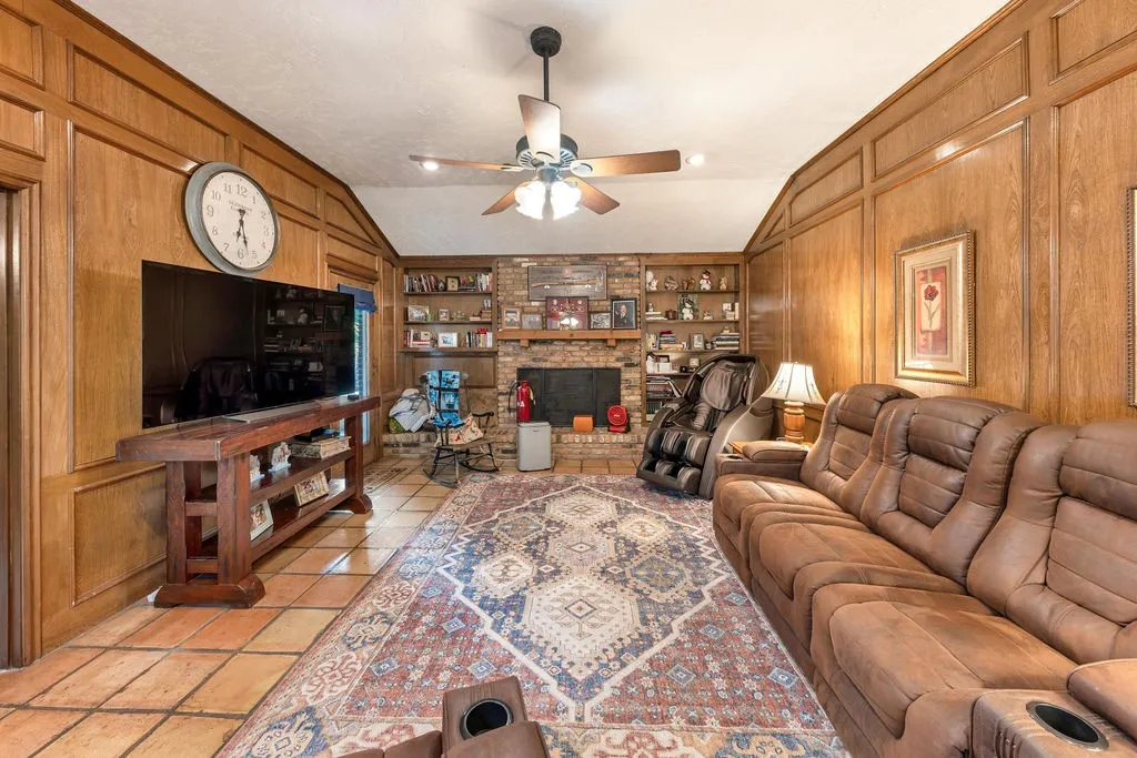 Single Family Residence For Sale in Wood County , 612 W Coke Road, Winnsboro, Texas 75494, 3 Bedroom, 3 Bathroom, Garage spaces, 2,938 Sqft, built in 1980, mls#21306466, Real Estate Agent in Winnsboro, Homes For Sale in Wood county, Homes For Sale in Winnsboro, Realtor in Winnsboro Texas, Real Estate Brokerage Independent Realty Texas, Luminita Cordes Realtor