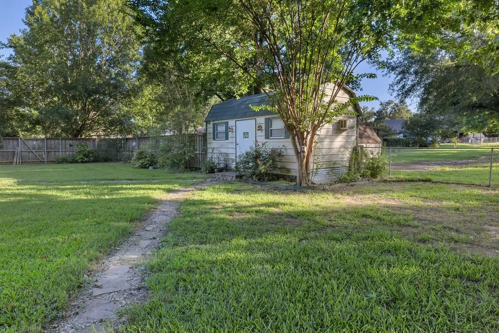 Single Family Residence For Sale in Wood County , 612 W Coke Road, Winnsboro, Texas 75494, 3 Bedroom, 3 Bathroom, Garage spaces, 2,938 Sqft, built in 1980, mls#21306466, Real Estate Agent in Winnsboro, Homes For Sale in Wood county, Homes For Sale in Winnsboro, Realtor in Winnsboro Texas, Real Estate Brokerage Independent Realty Texas, Luminita Cordes Realtor