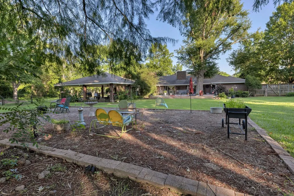 Single Family Residence For Sale in Wood County , 612 W Coke Road, Winnsboro, Texas 75494, 3 Bedroom, 3 Bathroom, Garage spaces, 2,938 Sqft, built in 1980, mls#21306466, Real Estate Agent in Winnsboro, Homes For Sale in Wood county, Homes For Sale in Winnsboro, Realtor in Winnsboro Texas, Real Estate Brokerage Independent Realty Texas, Luminita Cordes Realtor