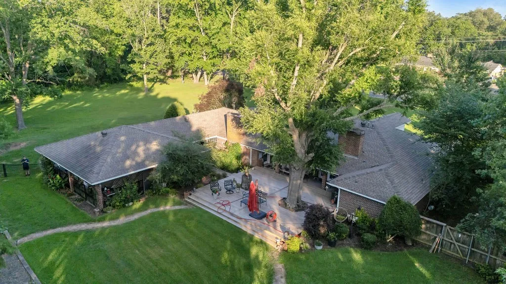 Single Family Residence For Sale in Wood County , 612 W Coke Road, Winnsboro, Texas 75494, 3 Bedroom, 3 Bathroom, Garage spaces, 2,938 Sqft, built in 1980, mls#21306466, Real Estate Agent in Winnsboro, Homes For Sale in Wood county, Homes For Sale in Winnsboro, Realtor in Winnsboro Texas, Real Estate Brokerage Independent Realty Texas, Luminita Cordes Realtor