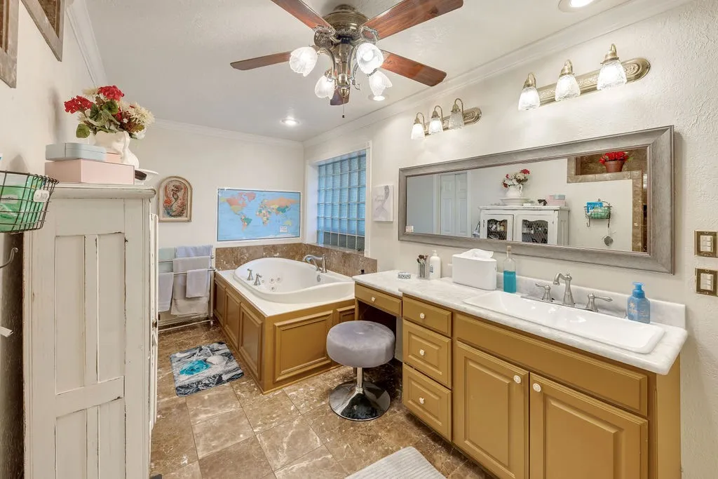 Single Family Residence For Sale in Wood County , 612 W Coke Road, Winnsboro, Texas 75494, 3 Bedroom, 3 Bathroom, Garage spaces, 2,938 Sqft, built in 1980, mls#21306466, Real Estate Agent in Winnsboro, Homes For Sale in Wood county, Homes For Sale in Winnsboro, Realtor in Winnsboro Texas, Real Estate Brokerage Independent Realty Texas, Luminita Cordes Realtor