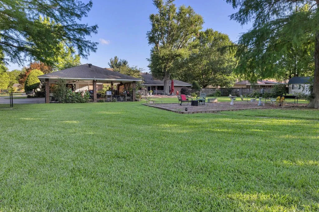 Single Family Residence For Sale in Wood County , 612 W Coke Road, Winnsboro, Texas 75494, 3 Bedroom, 3 Bathroom, Garage spaces, 2,938 Sqft, built in 1980, mls#21306466, Real Estate Agent in Winnsboro, Homes For Sale in Wood county, Homes For Sale in Winnsboro, Realtor in Winnsboro Texas, Real Estate Brokerage Independent Realty Texas, Luminita Cordes Realtor