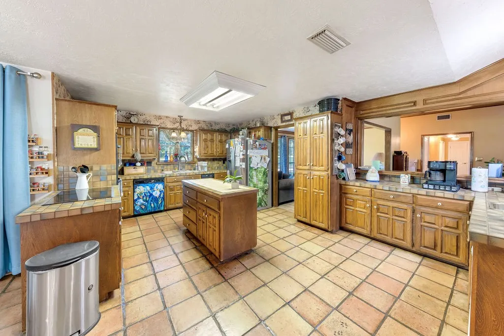 Single Family Residence For Sale in Wood County , 612 W Coke Road, Winnsboro, Texas 75494, 3 Bedroom, 3 Bathroom, Garage spaces, 2,938 Sqft, built in 1980, mls#21306466, Real Estate Agent in Winnsboro, Homes For Sale in Wood county, Homes For Sale in Winnsboro, Realtor in Winnsboro Texas, Real Estate Brokerage Independent Realty Texas, Luminita Cordes Realtor