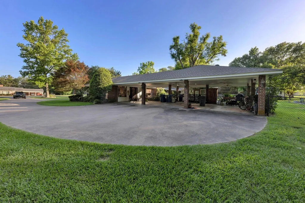 Single Family Residence For Sale in Wood County , 612 W Coke Road, Winnsboro, Texas 75494, 3 Bedroom, 3 Bathroom, Garage spaces, 2,938 Sqft, built in 1980, mls#21306466, Real Estate Agent in Winnsboro, Homes For Sale in Wood county, Homes For Sale in Winnsboro, Realtor in Winnsboro Texas, Real Estate Brokerage Independent Realty Texas, Luminita Cordes Realtor