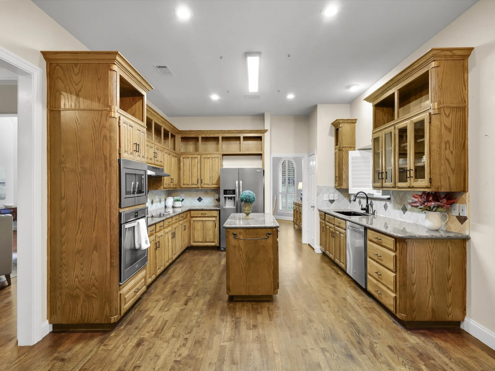 Single Family Residence For Sale in Tarrant County , 3204 Tranquility Drive, Arlington, Texas 76016, 4 Bedroom, 4 Bathroom, 3 Garage spaces, 3,397 Sqft, built in 1991, mls#21307234, Real Estate Agent in Arlington, Homes For Sale in Tarrant county, Homes For Sale in Arlington, Realtor in Arlington Texas, Real Estate Brokerage Independent Realty Texas, Luminita Cordes Realtor