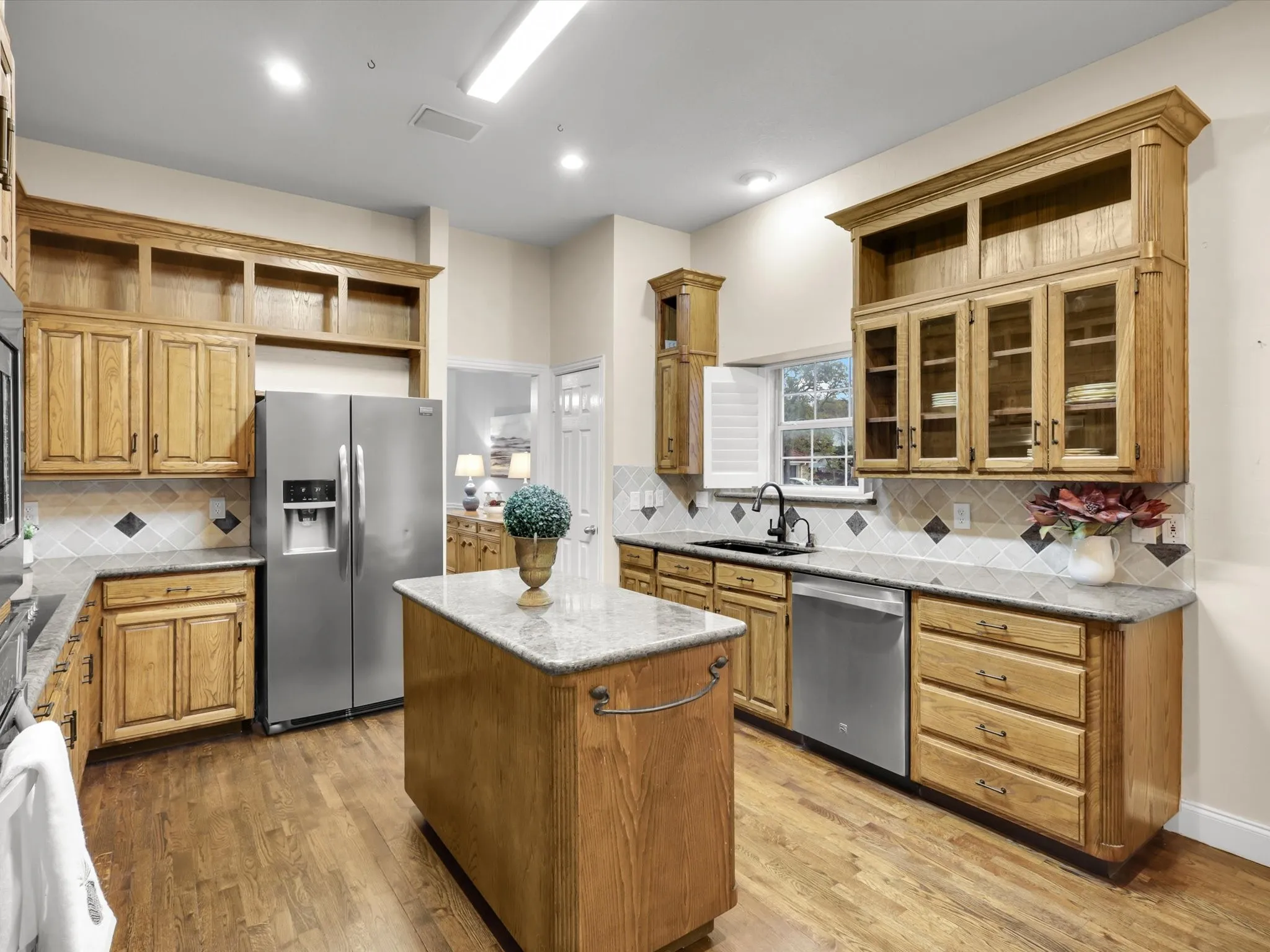Single Family Residence For Sale in Tarrant County , 3204 Tranquility Drive, Arlington, Texas 76016, 4 Bedroom, 4 Bathroom, 3 Garage spaces, 3,397 Sqft, built in 1991, mls#21307234, Real Estate Agent in Arlington, Homes For Sale in Tarrant county, Homes For Sale in Arlington, Realtor in Arlington Texas, Real Estate Brokerage Independent Realty Texas, Luminita Cordes Realtor