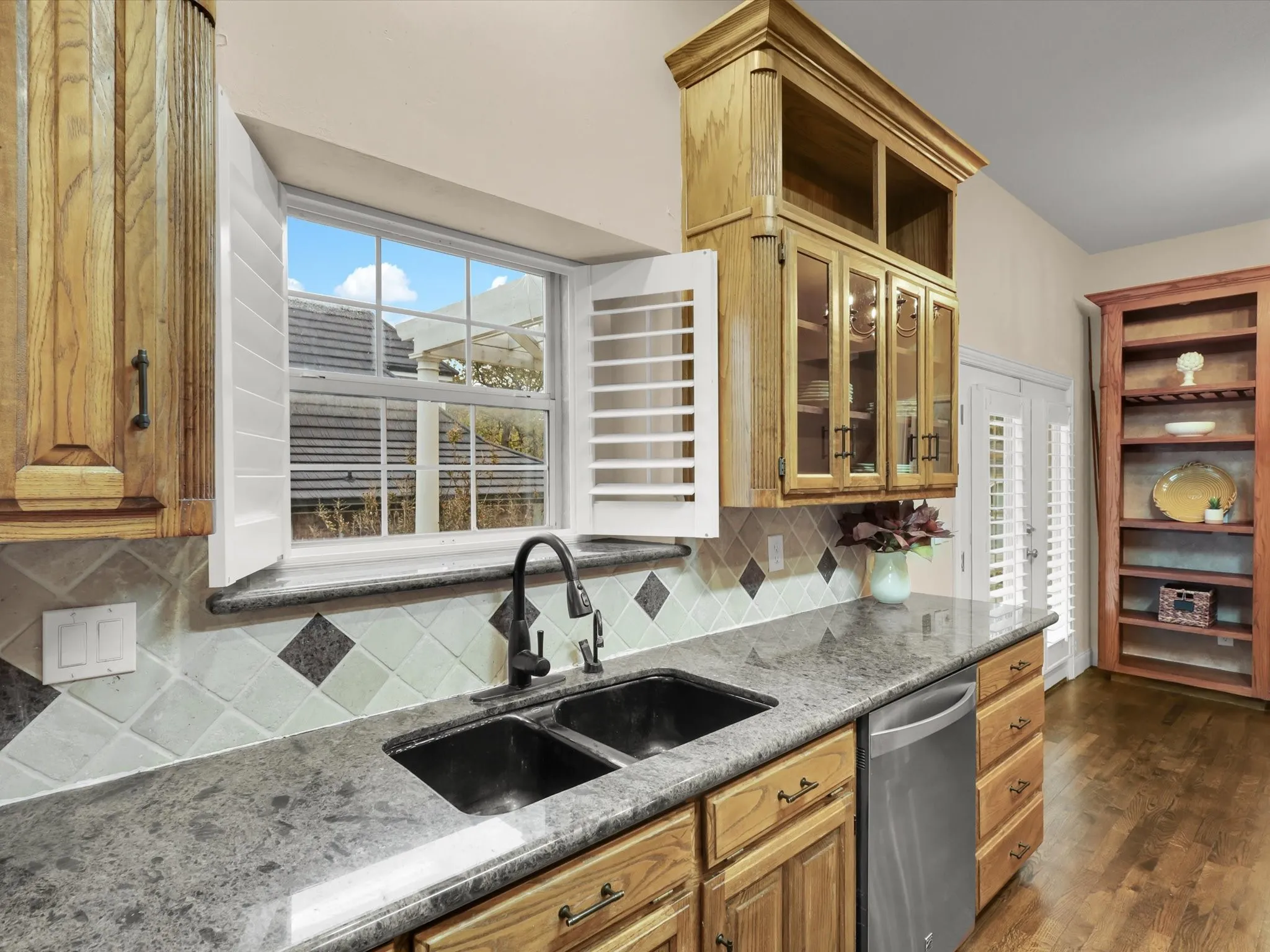 Single Family Residence For Sale in Tarrant County , 3204 Tranquility Drive, Arlington, Texas 76016, 4 Bedroom, 4 Bathroom, 3 Garage spaces, 3,397 Sqft, built in 1991, mls#21307234, Real Estate Agent in Arlington, Homes For Sale in Tarrant county, Homes For Sale in Arlington, Realtor in Arlington Texas, Real Estate Brokerage Independent Realty Texas, Luminita Cordes Realtor
