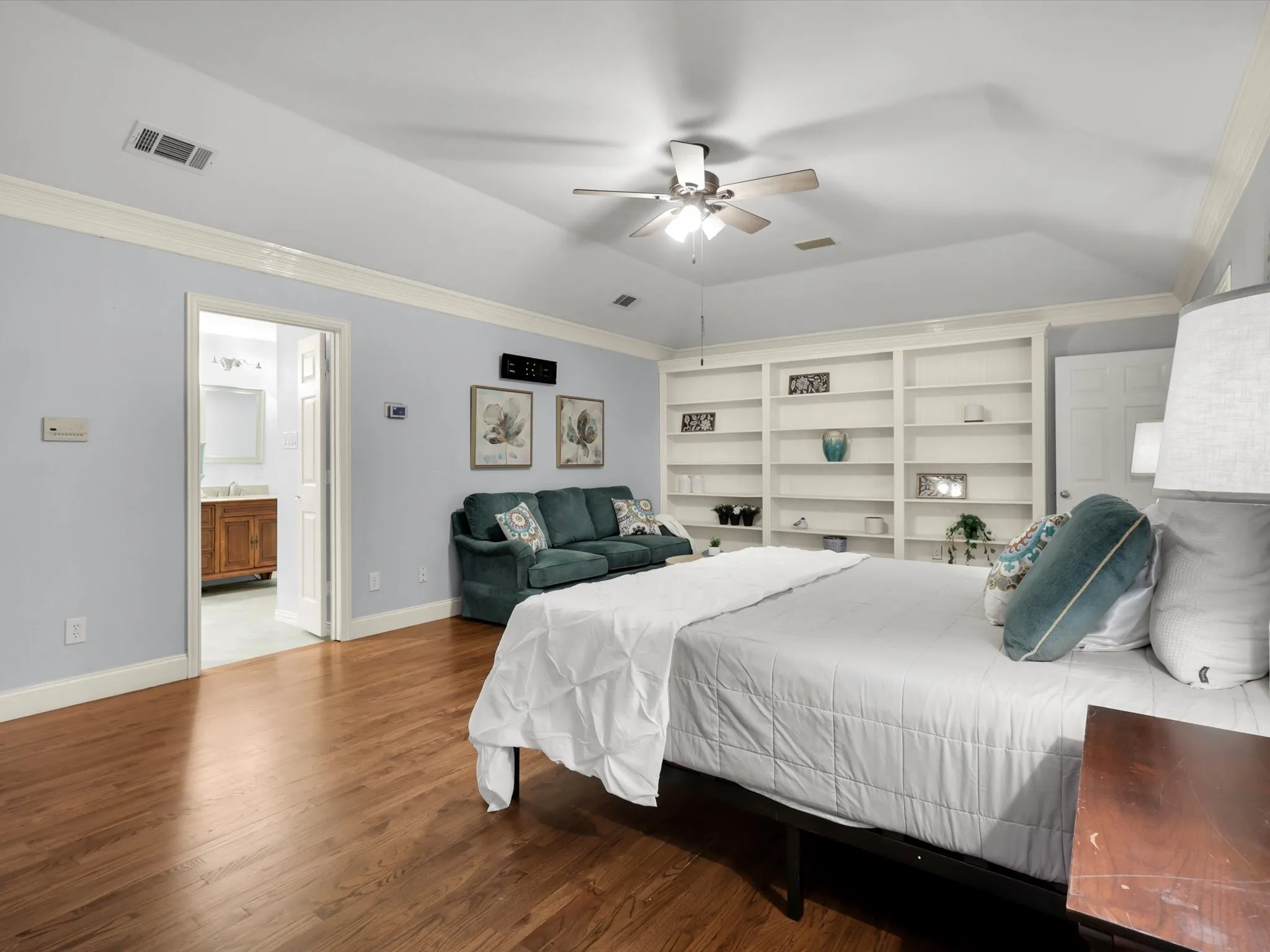 Single Family Residence For Sale in Tarrant County , 3204 Tranquility Drive, Arlington, Texas 76016, 4 Bedroom, 4 Bathroom, 3 Garage spaces, 3,397 Sqft, built in 1991, mls#21307234, Real Estate Agent in Arlington, Homes For Sale in Tarrant county, Homes For Sale in Arlington, Realtor in Arlington Texas, Real Estate Brokerage Independent Realty Texas, Luminita Cordes Realtor