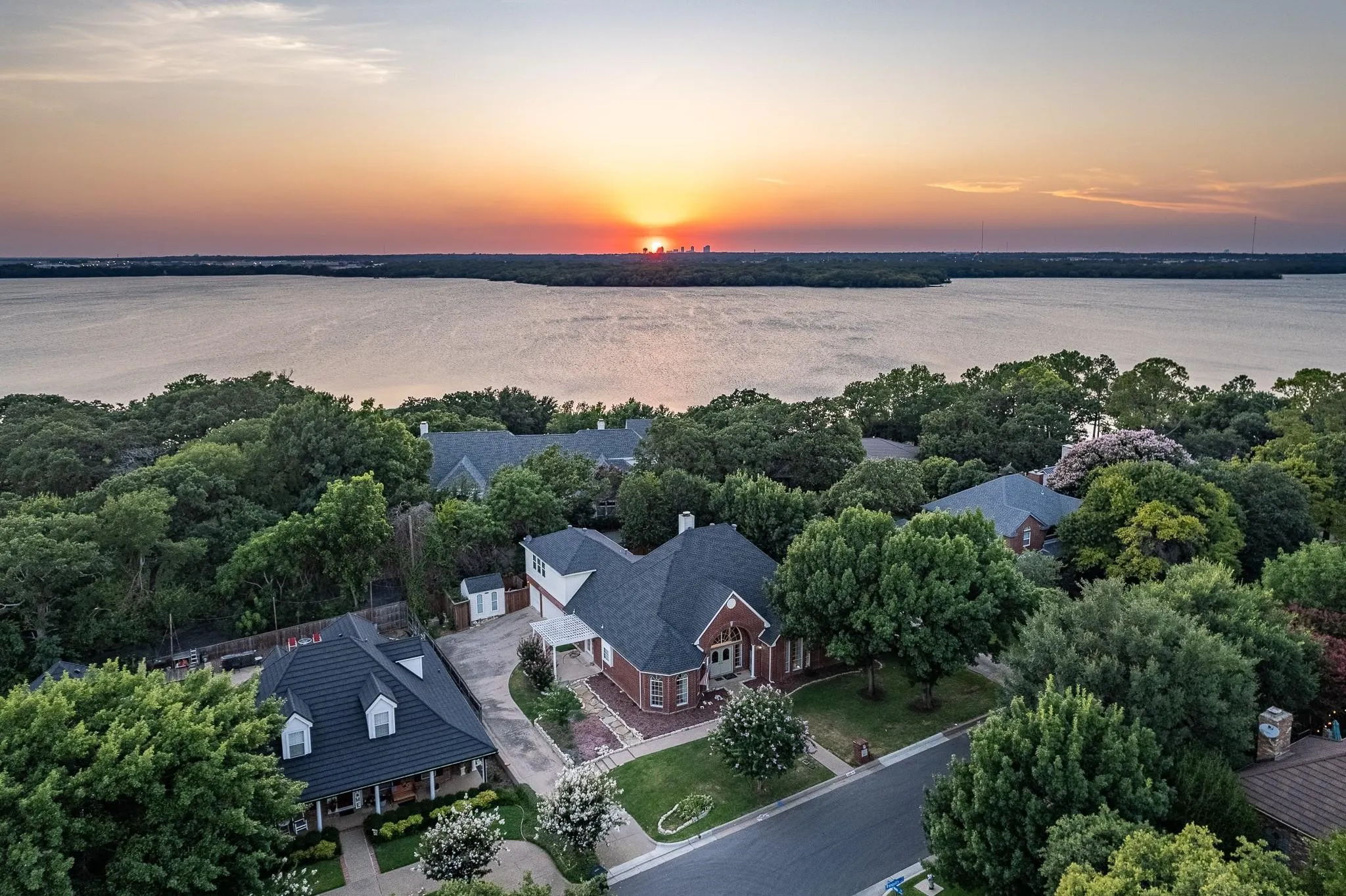 Single Family Residence For Sale in Tarrant County , 3204 Tranquility Drive, Arlington, Texas 76016, 4 Bedroom, 4 Bathroom, 3 Garage spaces, 3,397 Sqft, built in 1991, mls#21307234, Real Estate Agent in Arlington, Homes For Sale in Tarrant county, Homes For Sale in Arlington, Realtor in Arlington Texas, Real Estate Brokerage Independent Realty Texas, Luminita Cordes Realtor