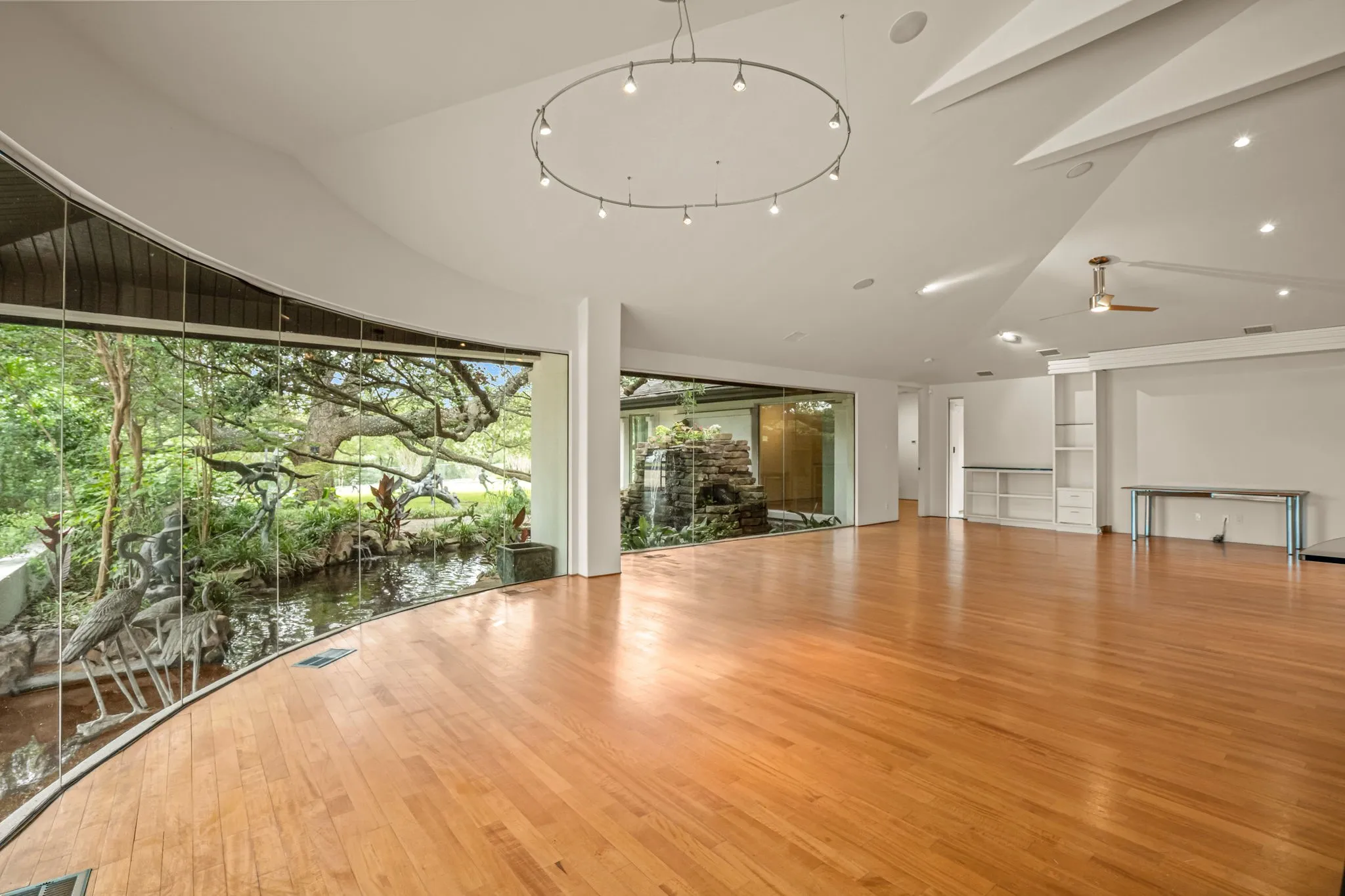 Single Family Residence For Sale in Tarrant County , 4301 Briarhaven Road, Fort Worth, Texas 76109, 5 Bedroom, 5 Bathroom, 3 Garage spaces, 8,020 Sqft, built in 1971, mls#21303255, Real Estate Agent in Fort Worth, Homes For Sale in Tarrant county, Homes For Sale in Fort Worth, Realtor in Fort Worth Texas, Real Estate Brokerage Independent Realty Texas, Luminita Cordes Realtor