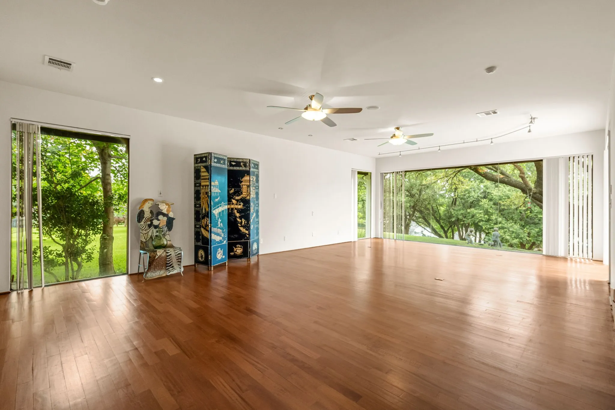 Single Family Residence For Sale in Tarrant County , 4301 Briarhaven Road, Fort Worth, Texas 76109, 5 Bedroom, 5 Bathroom, 3 Garage spaces, 8,020 Sqft, built in 1971, mls#21303255, Real Estate Agent in Fort Worth, Homes For Sale in Tarrant county, Homes For Sale in Fort Worth, Realtor in Fort Worth Texas, Real Estate Brokerage Independent Realty Texas, Luminita Cordes Realtor