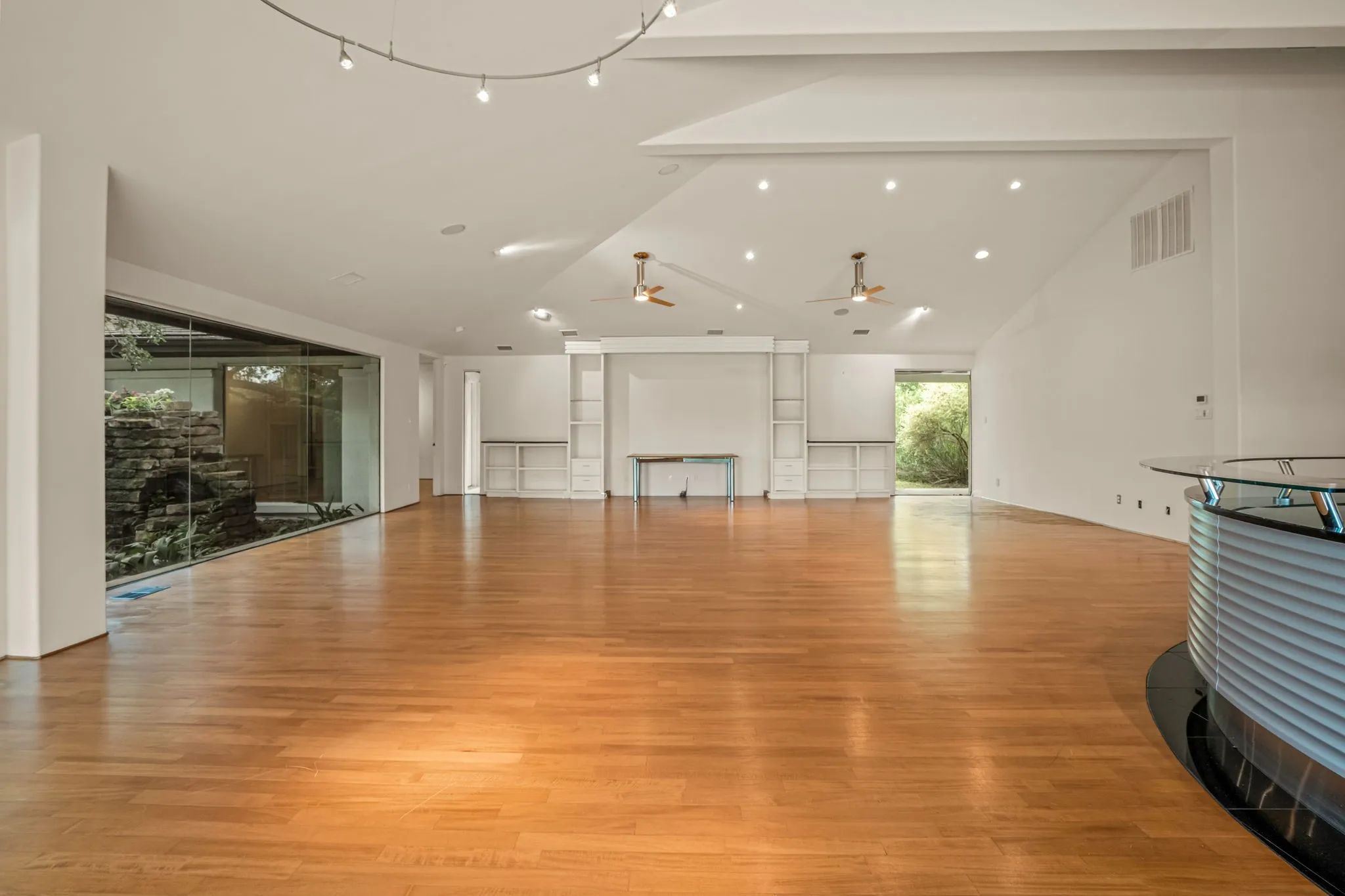 Single Family Residence For Sale in Tarrant County , 4301 Briarhaven Road, Fort Worth, Texas 76109, 5 Bedroom, 5 Bathroom, 3 Garage spaces, 8,020 Sqft, built in 1971, mls#21303255, Real Estate Agent in Fort Worth, Homes For Sale in Tarrant county, Homes For Sale in Fort Worth, Realtor in Fort Worth Texas, Real Estate Brokerage Independent Realty Texas, Luminita Cordes Realtor