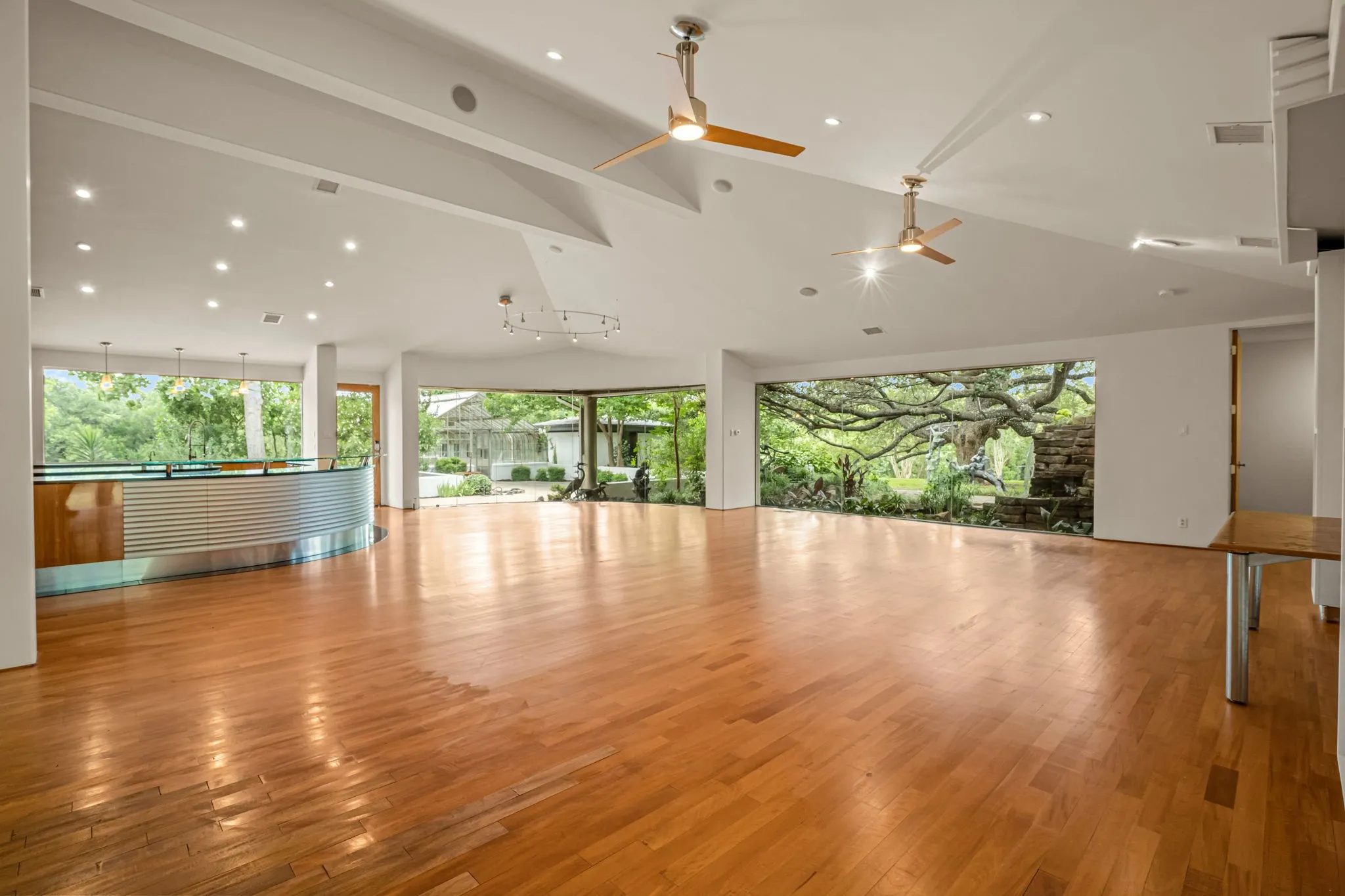 Single Family Residence For Sale in Tarrant County , 4301 Briarhaven Road, Fort Worth, Texas 76109, 5 Bedroom, 5 Bathroom, 3 Garage spaces, 8,020 Sqft, built in 1971, mls#21303255, Real Estate Agent in Fort Worth, Homes For Sale in Tarrant county, Homes For Sale in Fort Worth, Realtor in Fort Worth Texas, Real Estate Brokerage Independent Realty Texas, Luminita Cordes Realtor