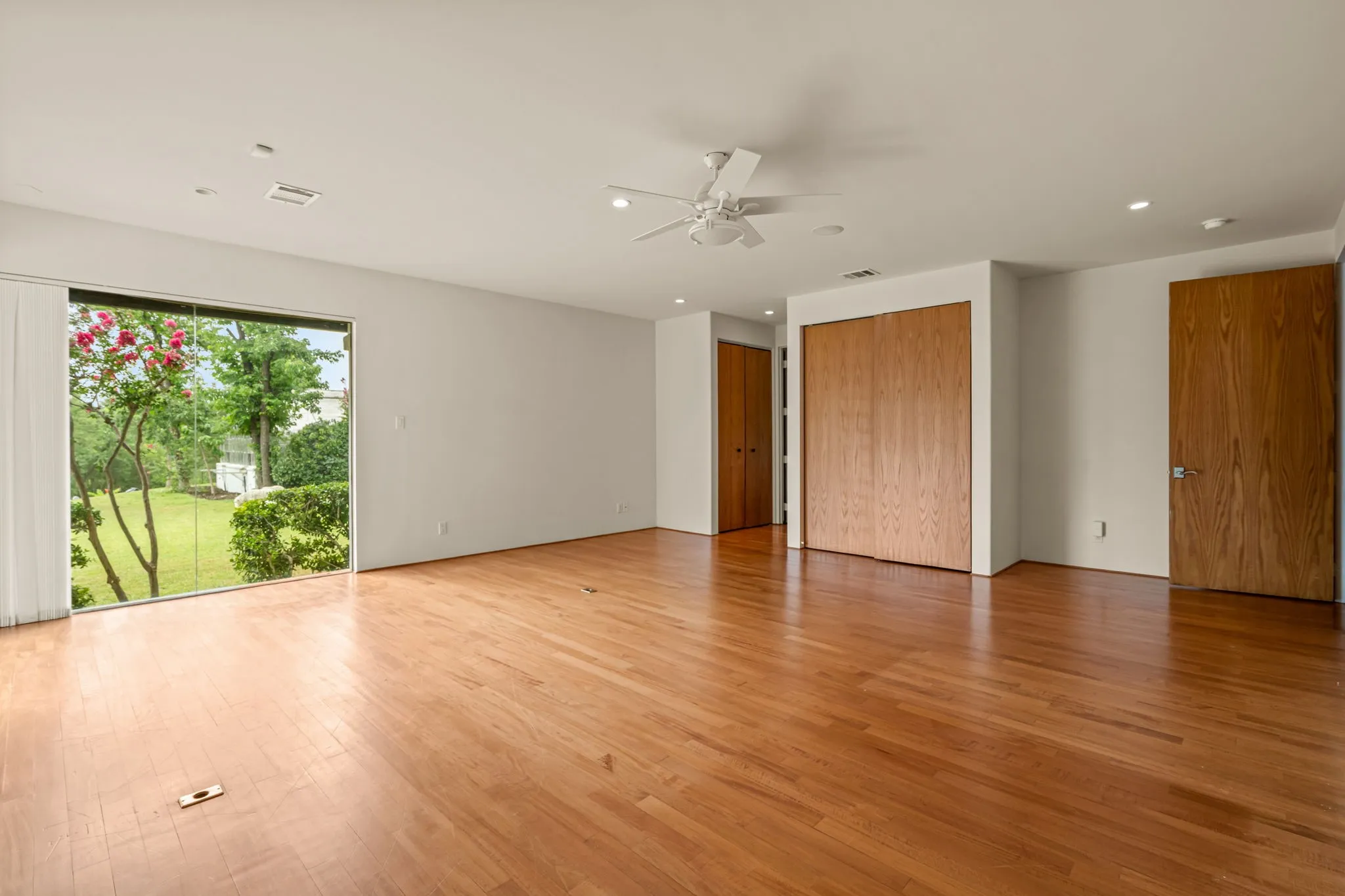 Single Family Residence For Sale in Tarrant County , 4301 Briarhaven Road, Fort Worth, Texas 76109, 5 Bedroom, 5 Bathroom, 3 Garage spaces, 8,020 Sqft, built in 1971, mls#21303255, Real Estate Agent in Fort Worth, Homes For Sale in Tarrant county, Homes For Sale in Fort Worth, Realtor in Fort Worth Texas, Real Estate Brokerage Independent Realty Texas, Luminita Cordes Realtor