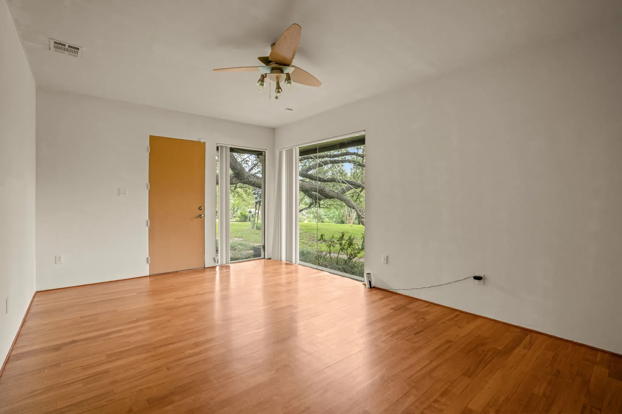 Single Family Residence For Sale in Tarrant County , 4301 Briarhaven Road, Fort Worth, Texas 76109, 5 Bedroom, 5 Bathroom, 3 Garage spaces, 8,020 Sqft, built in 1971, mls#21303255, Real Estate Agent in Fort Worth, Homes For Sale in Tarrant county, Homes For Sale in Fort Worth, Realtor in Fort Worth Texas, Real Estate Brokerage Independent Realty Texas, Luminita Cordes Realtor