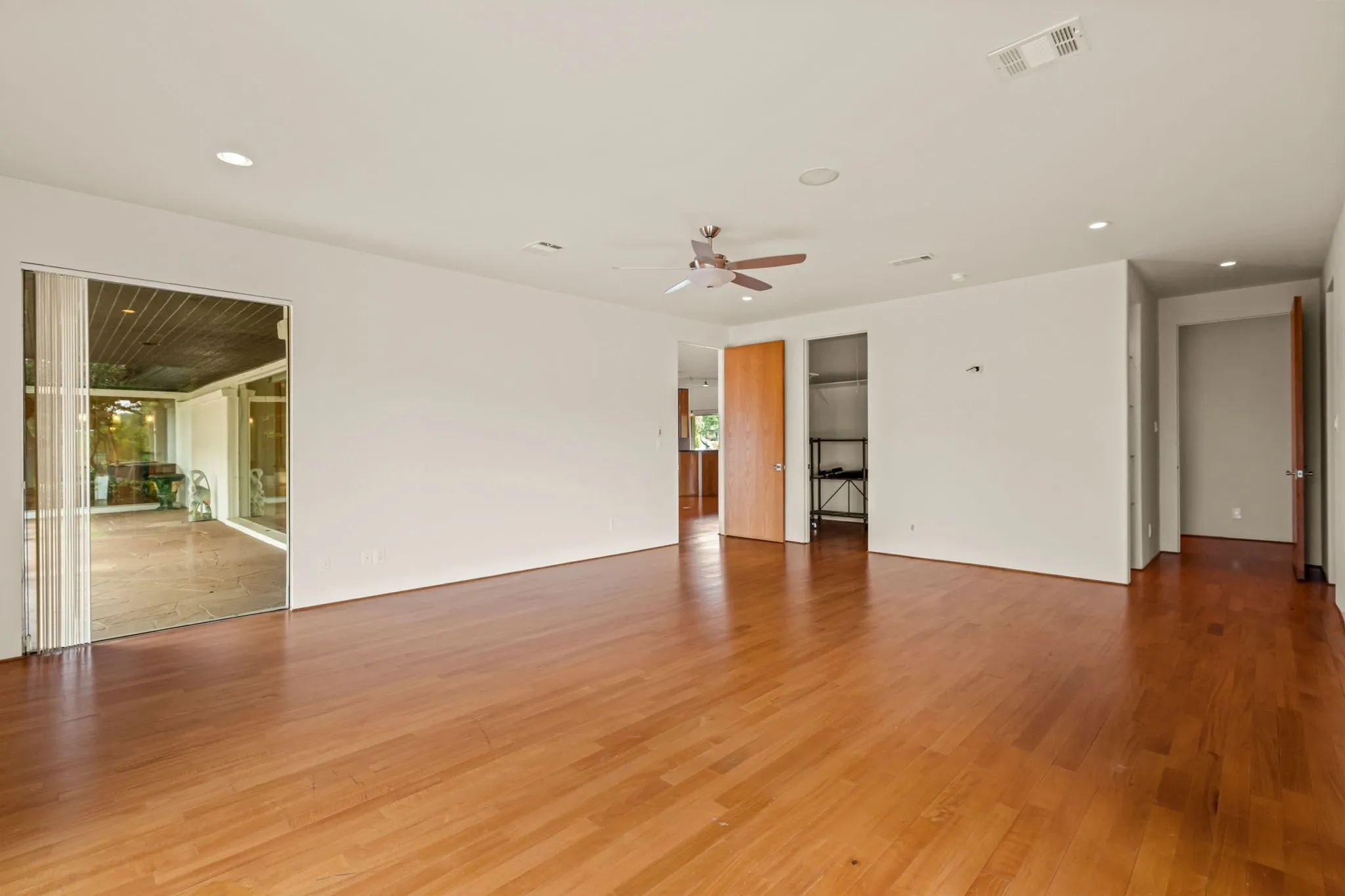 Single Family Residence For Sale in Tarrant County , 4301 Briarhaven Road, Fort Worth, Texas 76109, 5 Bedroom, 5 Bathroom, 3 Garage spaces, 8,020 Sqft, built in 1971, mls#21303255, Real Estate Agent in Fort Worth, Homes For Sale in Tarrant county, Homes For Sale in Fort Worth, Realtor in Fort Worth Texas, Real Estate Brokerage Independent Realty Texas, Luminita Cordes Realtor