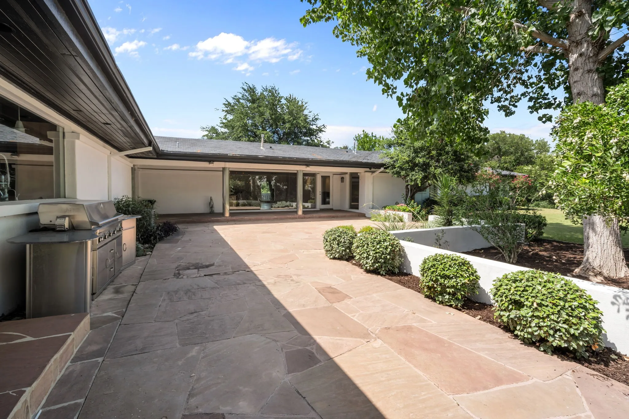 Single Family Residence For Sale in Tarrant County , 4301 Briarhaven Road, Fort Worth, Texas 76109, 5 Bedroom, 5 Bathroom, 3 Garage spaces, 8,020 Sqft, built in 1971, mls#21303255, Real Estate Agent in Fort Worth, Homes For Sale in Tarrant county, Homes For Sale in Fort Worth, Realtor in Fort Worth Texas, Real Estate Brokerage Independent Realty Texas, Luminita Cordes Realtor