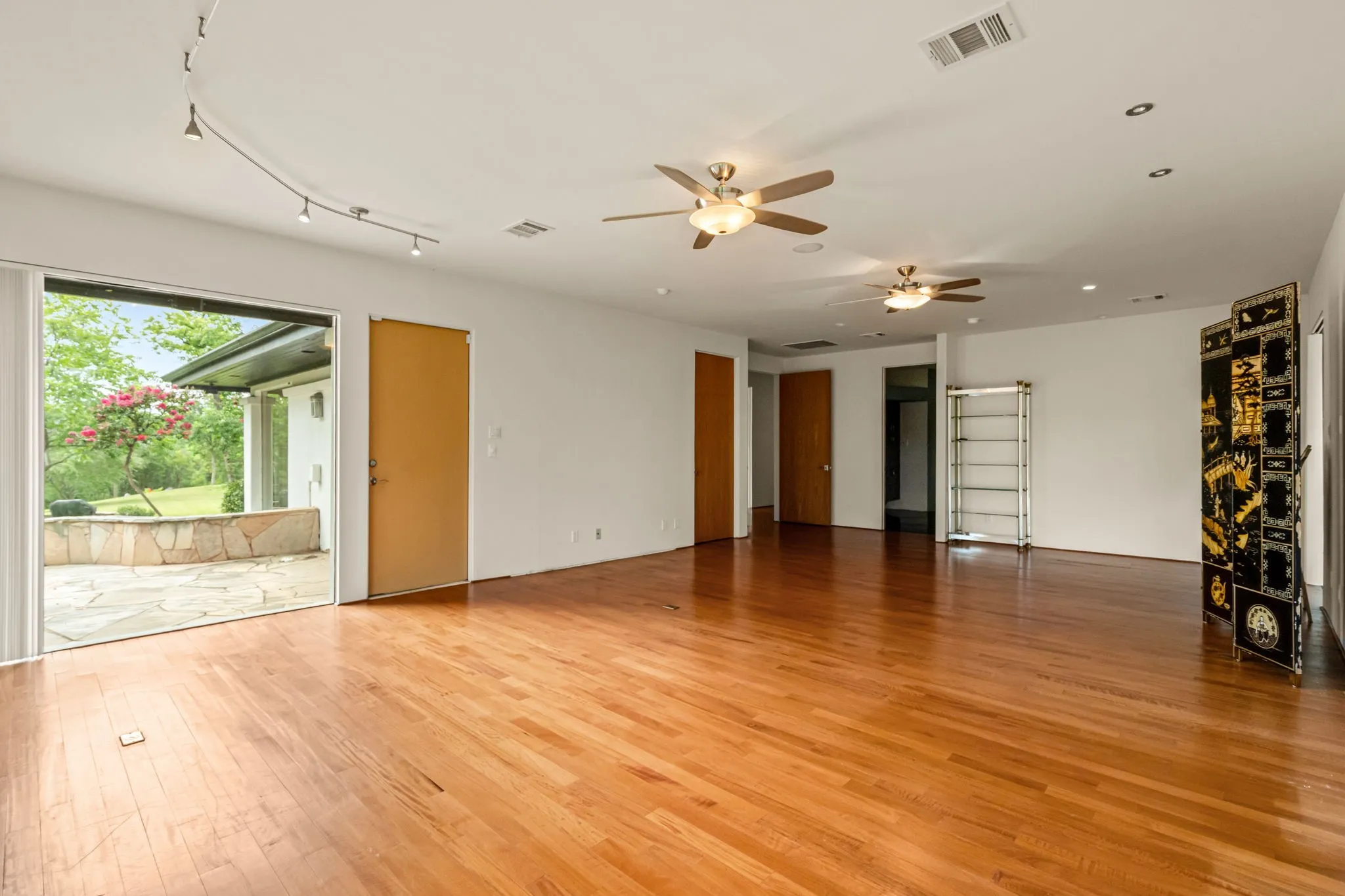 Single Family Residence For Sale in Tarrant County , 4301 Briarhaven Road, Fort Worth, Texas 76109, 5 Bedroom, 5 Bathroom, 3 Garage spaces, 8,020 Sqft, built in 1971, mls#21303255, Real Estate Agent in Fort Worth, Homes For Sale in Tarrant county, Homes For Sale in Fort Worth, Realtor in Fort Worth Texas, Real Estate Brokerage Independent Realty Texas, Luminita Cordes Realtor