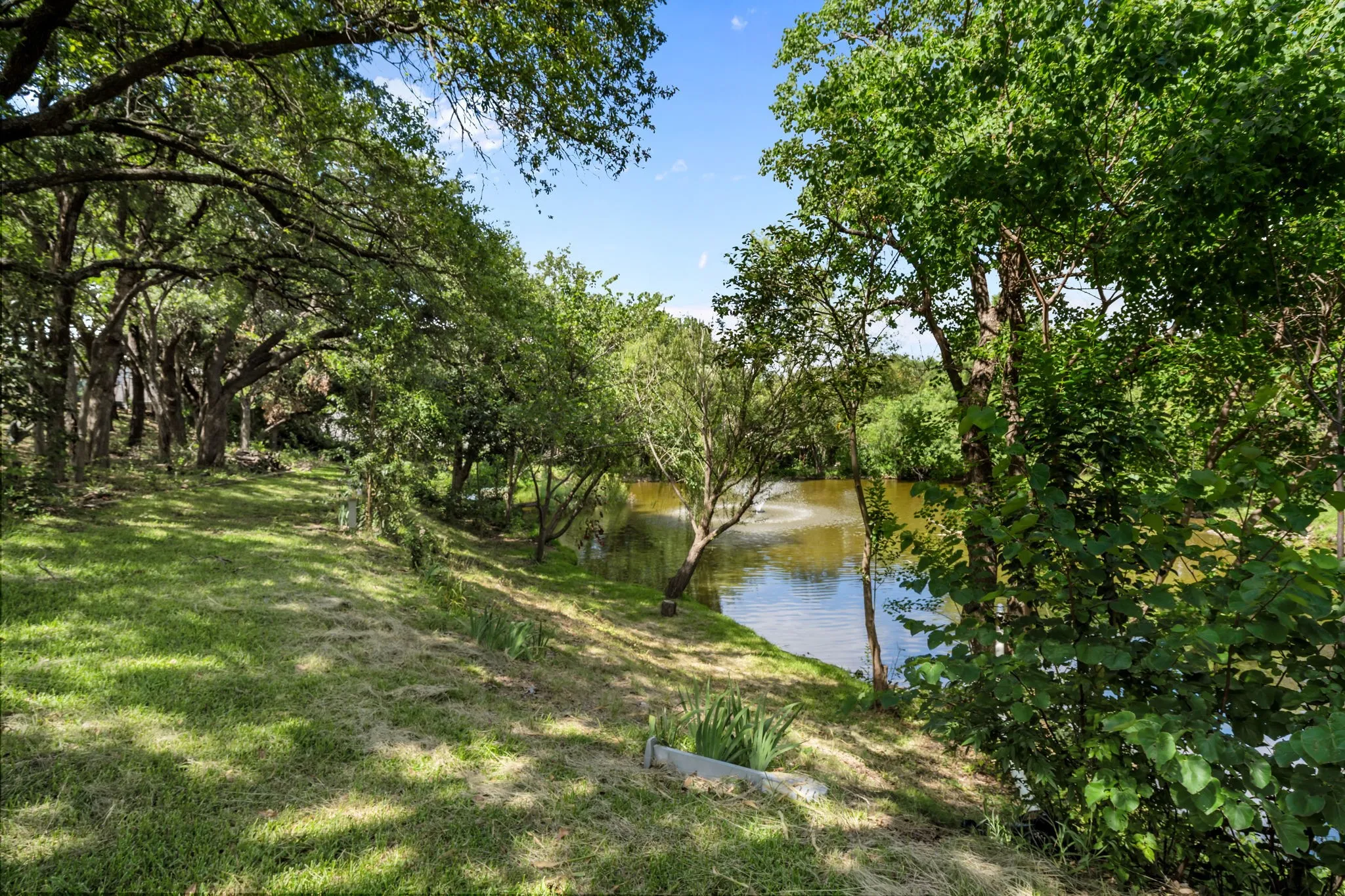 Single Family Residence For Sale in Tarrant County , 4301 Briarhaven Road, Fort Worth, Texas 76109, 5 Bedroom, 5 Bathroom, 3 Garage spaces, 8,020 Sqft, built in 1971, mls#21303255, Real Estate Agent in Fort Worth, Homes For Sale in Tarrant county, Homes For Sale in Fort Worth, Realtor in Fort Worth Texas, Real Estate Brokerage Independent Realty Texas, Luminita Cordes Realtor
