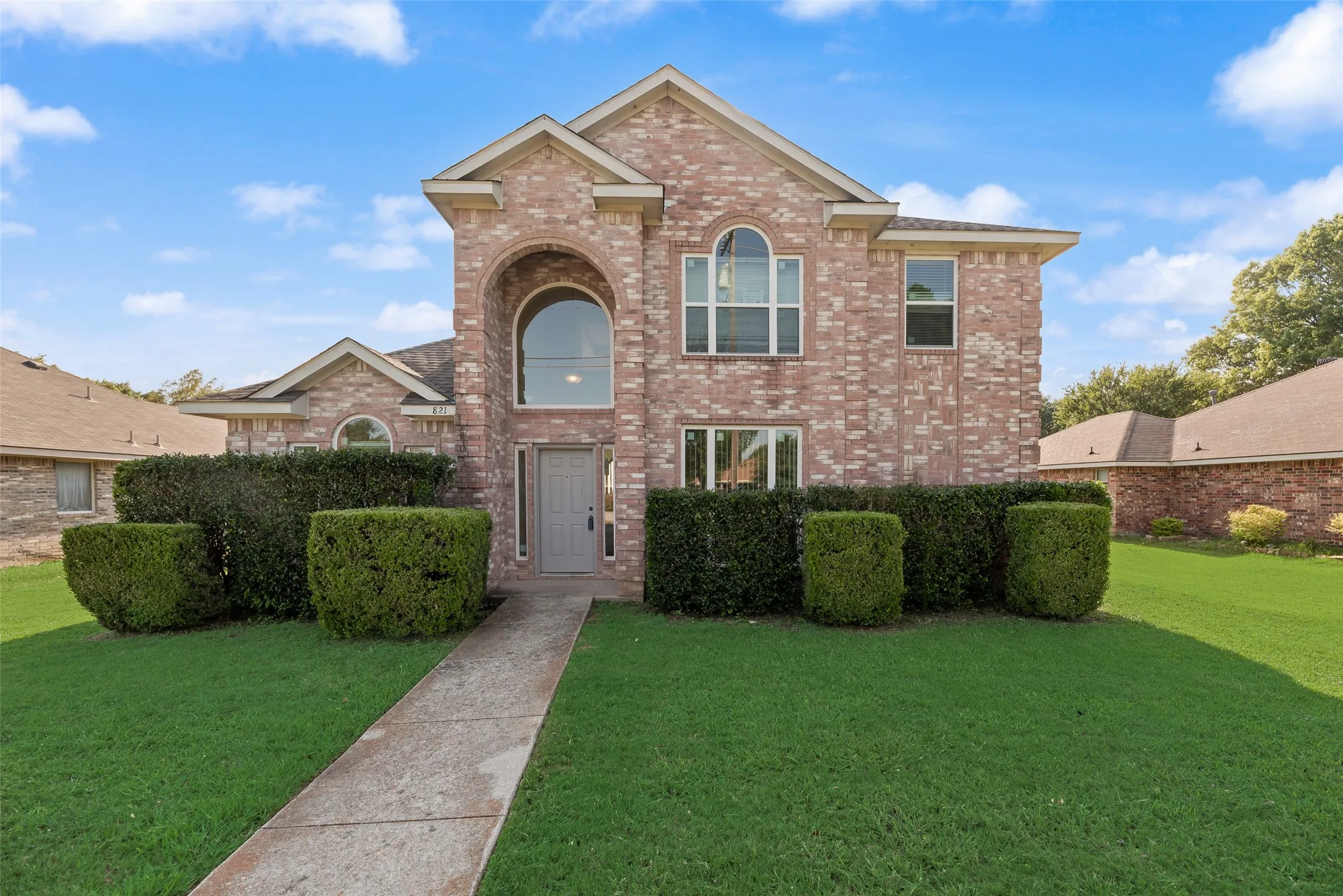 Single Family Residence For Sale in Dallas County , 821 S Parks Drive, De Soto, Texas 75115, 4 Bedroom, 3 Bathroom, 2 Garage spaces, 2,290 Sqft, built in 1999, mls#21307239, Real Estate Agent in De Soto, Homes For Sale in Dallas county, Homes For Sale in De Soto, Realtor in De Soto Texas, Real Estate Brokerage Independent Realty Texas, Luminita Cordes Realtor