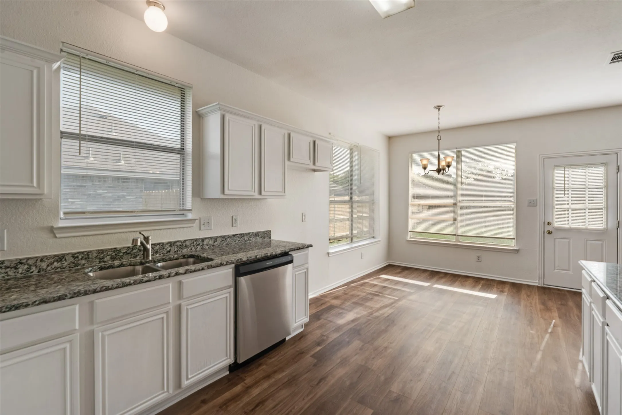 Single Family Residence For Sale in Dallas County , 821 S Parks Drive, De Soto, Texas 75115, 4 Bedroom, 3 Bathroom, 2 Garage spaces, 2,290 Sqft, built in 1999, mls#21307239, Real Estate Agent in De Soto, Homes For Sale in Dallas county, Homes For Sale in De Soto, Realtor in De Soto Texas, Real Estate Brokerage Independent Realty Texas, Luminita Cordes Realtor