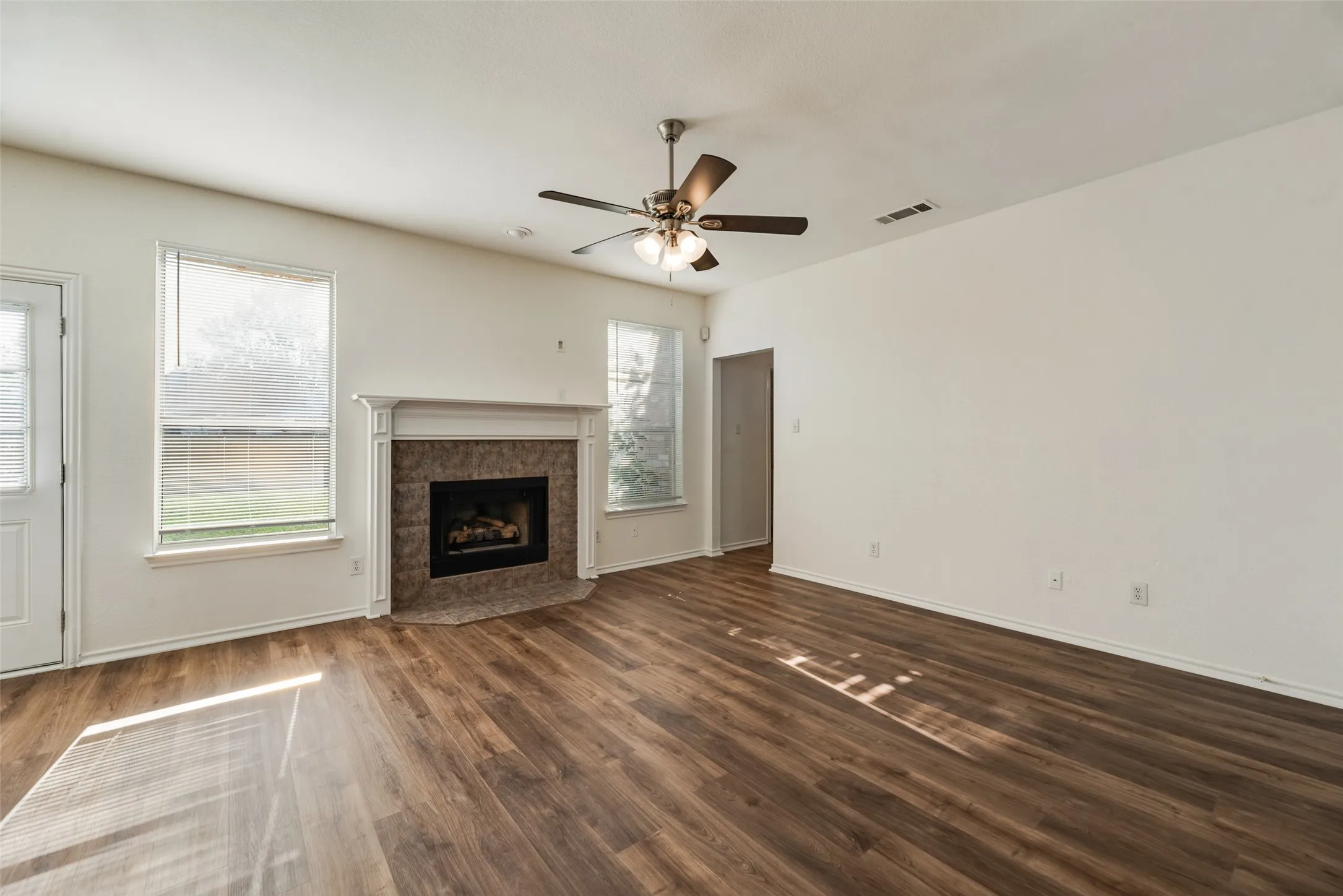 Single Family Residence For Sale in Dallas County , 821 S Parks Drive, De Soto, Texas 75115, 4 Bedroom, 3 Bathroom, 2 Garage spaces, 2,290 Sqft, built in 1999, mls#21307239, Real Estate Agent in De Soto, Homes For Sale in Dallas county, Homes For Sale in De Soto, Realtor in De Soto Texas, Real Estate Brokerage Independent Realty Texas, Luminita Cordes Realtor