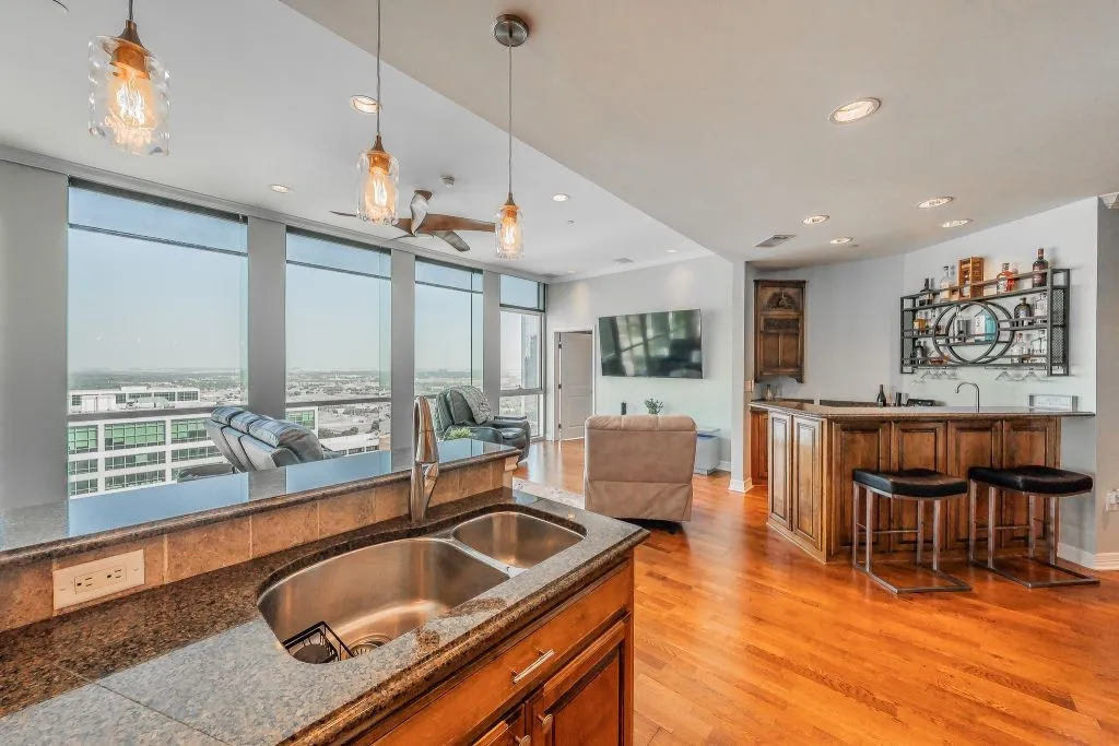 Condominium For Sale in Tarrant County , 500 Throckmorton Street 2505, Fort Worth, Texas 76102, 2 Bedroom, 2 Bathroom, 2 Garage spaces, 1,556 Sqft, built in 1972, mls#21307210, Real Estate Agent in Fort Worth, Homes For Sale in Tarrant county, Homes For Sale in Fort Worth, Realtor in Fort Worth Texas, Real Estate Brokerage Independent Realty Texas, Luminita Cordes Realtor