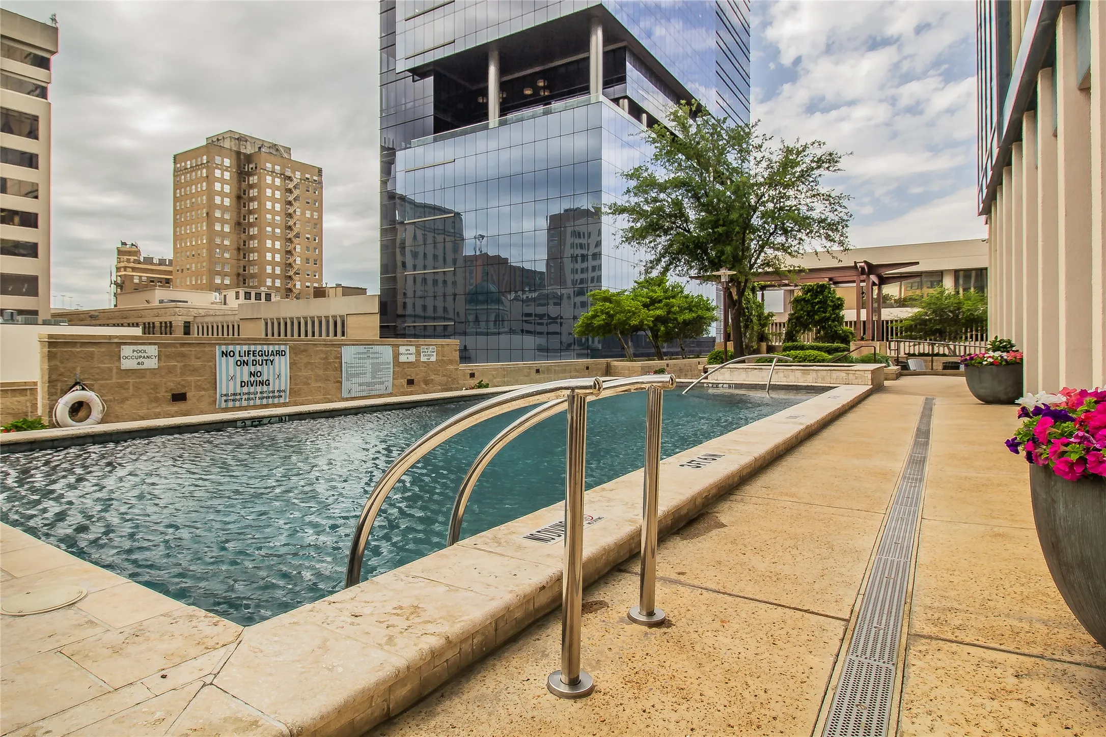 Condominium For Sale in Tarrant County , 500 Throckmorton Street 2505, Fort Worth, Texas 76102, 2 Bedroom, 2 Bathroom, 2 Garage spaces, 1,556 Sqft, built in 1972, mls#21307210, Real Estate Agent in Fort Worth, Homes For Sale in Tarrant county, Homes For Sale in Fort Worth, Realtor in Fort Worth Texas, Real Estate Brokerage Independent Realty Texas, Luminita Cordes Realtor