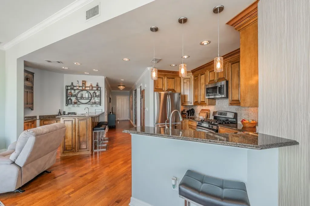 Condominium For Sale in Tarrant County , 500 Throckmorton Street 2505, Fort Worth, Texas 76102, 2 Bedroom, 2 Bathroom, 2 Garage spaces, 1,556 Sqft, built in 1972, mls#21307210, Real Estate Agent in Fort Worth, Homes For Sale in Tarrant county, Homes For Sale in Fort Worth, Realtor in Fort Worth Texas, Real Estate Brokerage Independent Realty Texas, Luminita Cordes Realtor