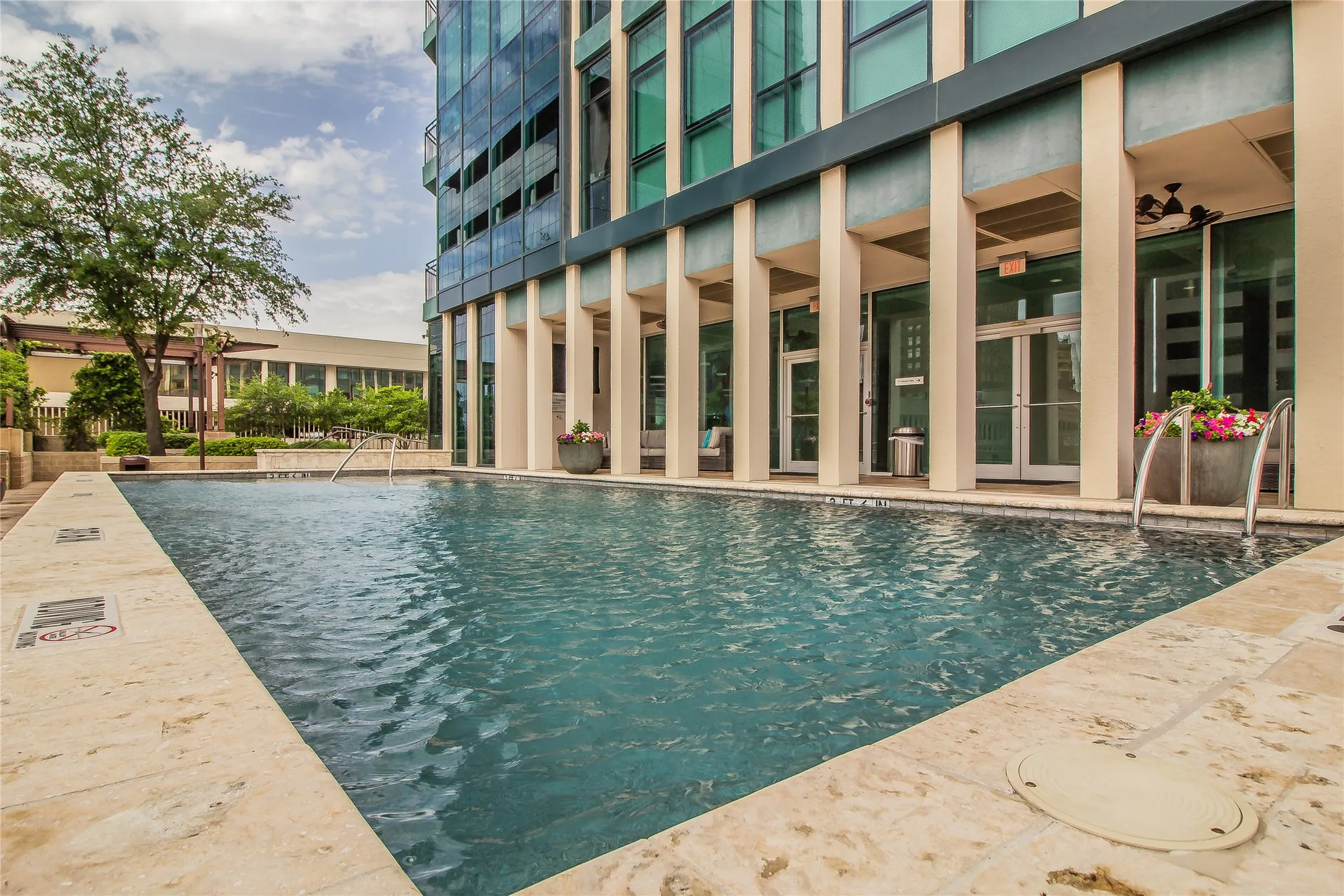 Condominium For Sale in Tarrant County , 500 Throckmorton Street 2505, Fort Worth, Texas 76102, 2 Bedroom, 2 Bathroom, 2 Garage spaces, 1,556 Sqft, built in 1972, mls#21307210, Real Estate Agent in Fort Worth, Homes For Sale in Tarrant county, Homes For Sale in Fort Worth, Realtor in Fort Worth Texas, Real Estate Brokerage Independent Realty Texas, Luminita Cordes Realtor