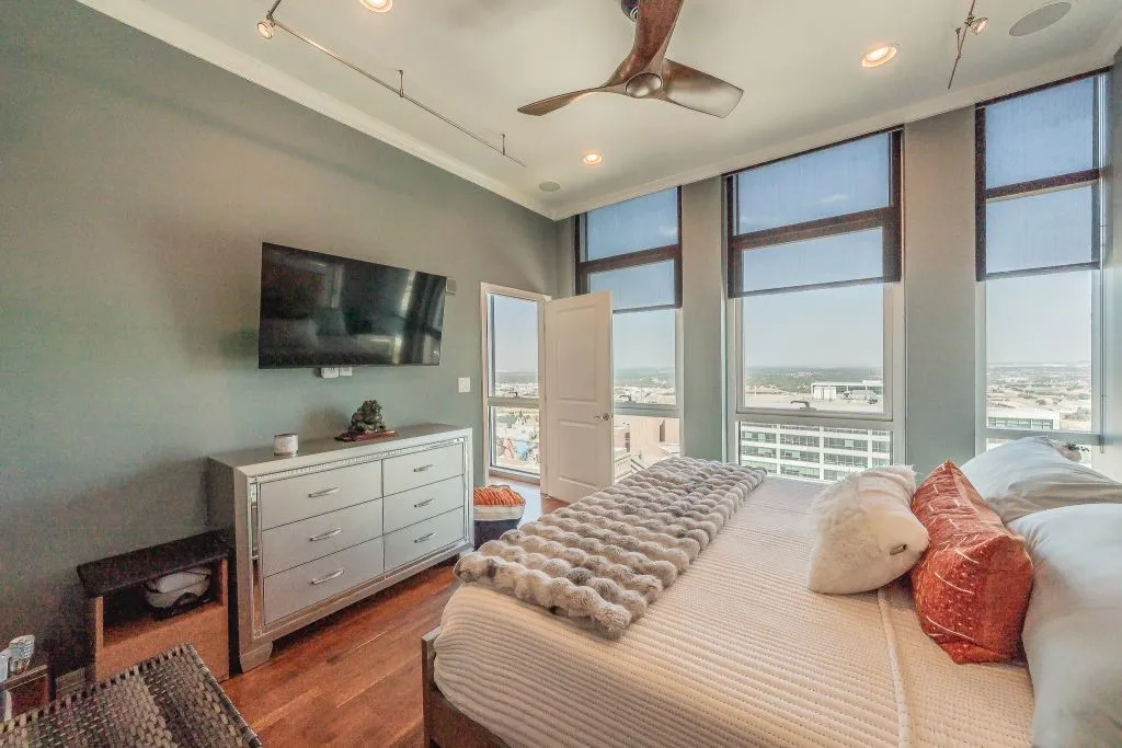 Condominium For Sale in Tarrant County , 500 Throckmorton Street 2505, Fort Worth, Texas 76102, 2 Bedroom, 2 Bathroom, 2 Garage spaces, 1,556 Sqft, built in 1972, mls#21307210, Real Estate Agent in Fort Worth, Homes For Sale in Tarrant county, Homes For Sale in Fort Worth, Realtor in Fort Worth Texas, Real Estate Brokerage Independent Realty Texas, Luminita Cordes Realtor