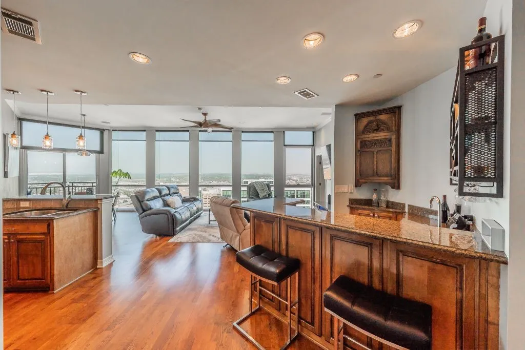 Condominium For Sale in Tarrant County , 500 Throckmorton Street 2505, Fort Worth, Texas 76102, 2 Bedroom, 2 Bathroom, 2 Garage spaces, 1,556 Sqft, built in 1972, mls#21307210, Real Estate Agent in Fort Worth, Homes For Sale in Tarrant county, Homes For Sale in Fort Worth, Realtor in Fort Worth Texas, Real Estate Brokerage Independent Realty Texas, Luminita Cordes Realtor