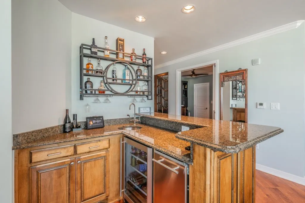 Condominium For Sale in Tarrant County , 500 Throckmorton Street 2505, Fort Worth, Texas 76102, 2 Bedroom, 2 Bathroom, 2 Garage spaces, 1,556 Sqft, built in 1972, mls#21307210, Real Estate Agent in Fort Worth, Homes For Sale in Tarrant county, Homes For Sale in Fort Worth, Realtor in Fort Worth Texas, Real Estate Brokerage Independent Realty Texas, Luminita Cordes Realtor