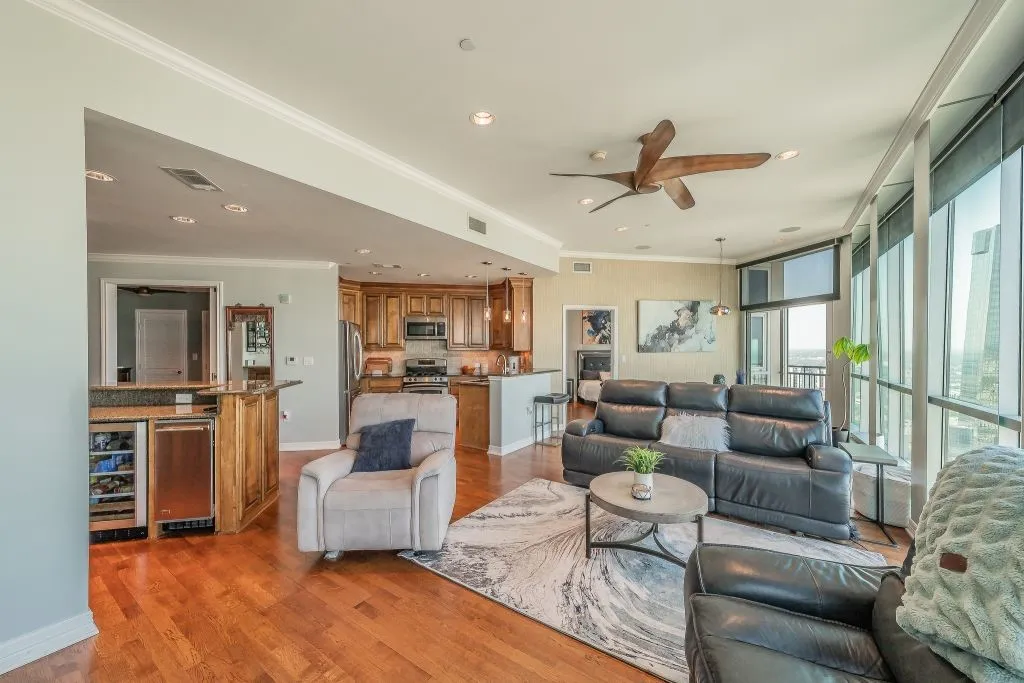 Condominium For Sale in Tarrant County , 500 Throckmorton Street 2505, Fort Worth, Texas 76102, 2 Bedroom, 2 Bathroom, 2 Garage spaces, 1,556 Sqft, built in 1972, mls#21307210, Real Estate Agent in Fort Worth, Homes For Sale in Tarrant county, Homes For Sale in Fort Worth, Realtor in Fort Worth Texas, Real Estate Brokerage Independent Realty Texas, Luminita Cordes Realtor
