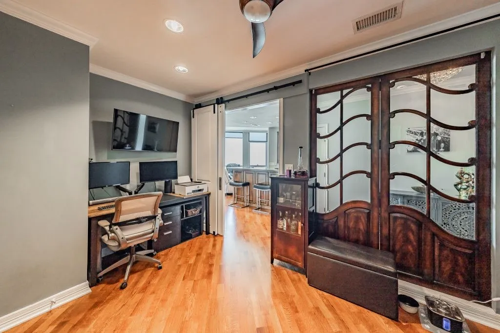 Condominium For Sale in Tarrant County , 500 Throckmorton Street 2505, Fort Worth, Texas 76102, 2 Bedroom, 2 Bathroom, 2 Garage spaces, 1,556 Sqft, built in 1972, mls#21307210, Real Estate Agent in Fort Worth, Homes For Sale in Tarrant county, Homes For Sale in Fort Worth, Realtor in Fort Worth Texas, Real Estate Brokerage Independent Realty Texas, Luminita Cordes Realtor