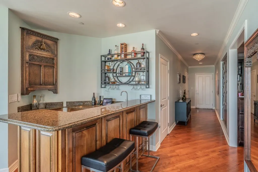 Condominium For Sale in Tarrant County , 500 Throckmorton Street 2505, Fort Worth, Texas 76102, 2 Bedroom, 2 Bathroom, 2 Garage spaces, 1,556 Sqft, built in 1972, mls#21307210, Real Estate Agent in Fort Worth, Homes For Sale in Tarrant county, Homes For Sale in Fort Worth, Realtor in Fort Worth Texas, Real Estate Brokerage Independent Realty Texas, Luminita Cordes Realtor