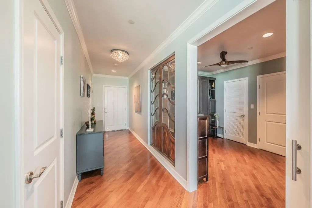 Condominium For Sale in Tarrant County , 500 Throckmorton Street 2505, Fort Worth, Texas 76102, 2 Bedroom, 2 Bathroom, 2 Garage spaces, 1,556 Sqft, built in 1972, mls#21307210, Real Estate Agent in Fort Worth, Homes For Sale in Tarrant county, Homes For Sale in Fort Worth, Realtor in Fort Worth Texas, Real Estate Brokerage Independent Realty Texas, Luminita Cordes Realtor