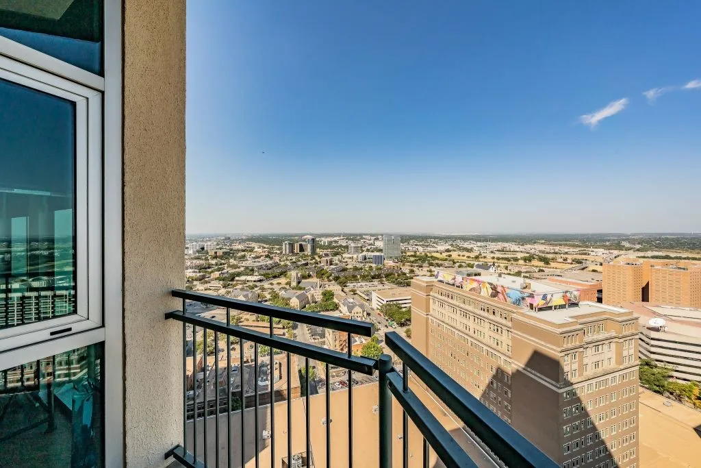Condominium For Sale in Tarrant County , 500 Throckmorton Street 2505, Fort Worth, Texas 76102, 2 Bedroom, 2 Bathroom, 2 Garage spaces, 1,556 Sqft, built in 1972, mls#21307210, Real Estate Agent in Fort Worth, Homes For Sale in Tarrant county, Homes For Sale in Fort Worth, Realtor in Fort Worth Texas, Real Estate Brokerage Independent Realty Texas, Luminita Cordes Realtor