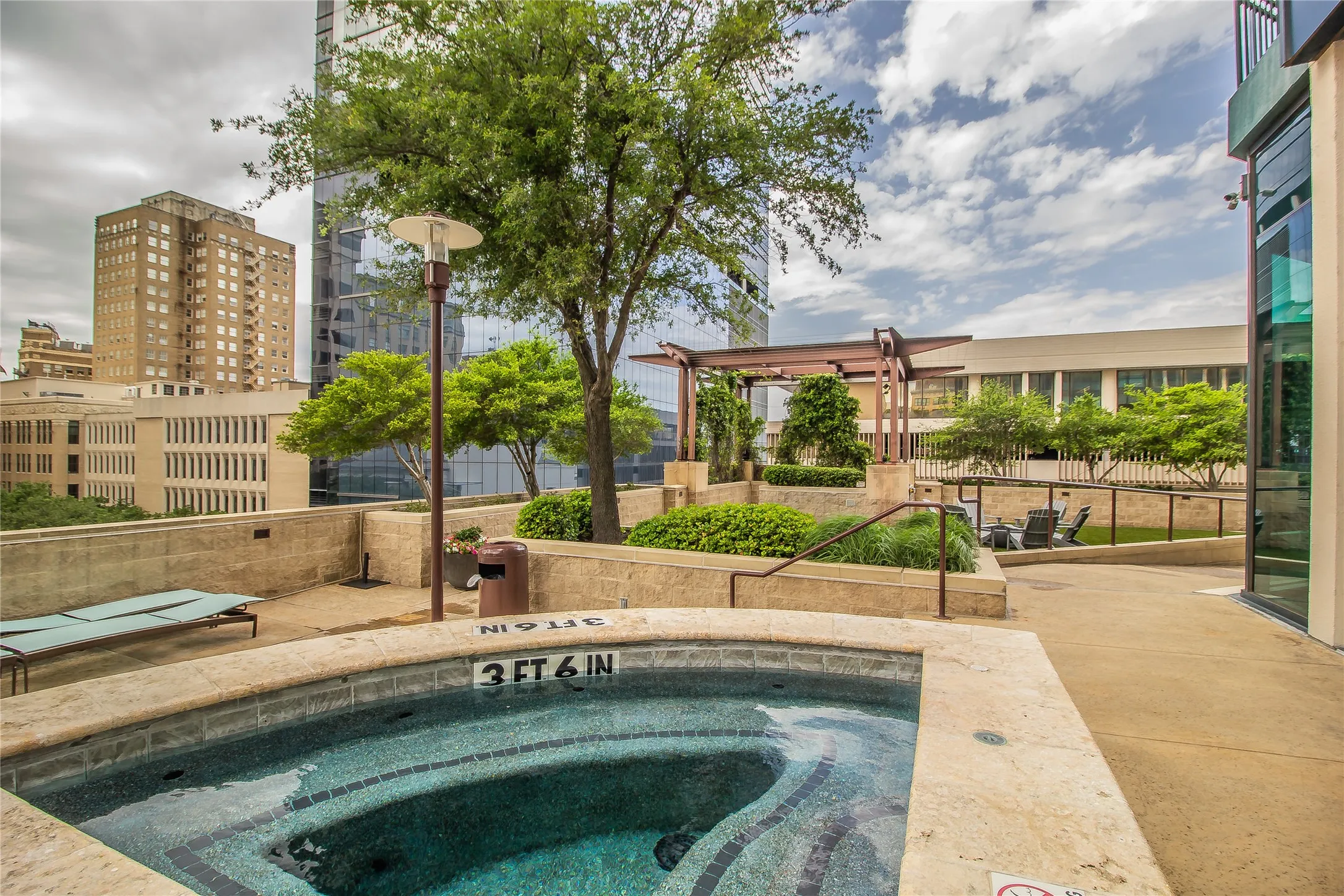 Condominium For Sale in Tarrant County , 500 Throckmorton Street 2505, Fort Worth, Texas 76102, 2 Bedroom, 2 Bathroom, 2 Garage spaces, 1,556 Sqft, built in 1972, mls#21307210, Real Estate Agent in Fort Worth, Homes For Sale in Tarrant county, Homes For Sale in Fort Worth, Realtor in Fort Worth Texas, Real Estate Brokerage Independent Realty Texas, Luminita Cordes Realtor