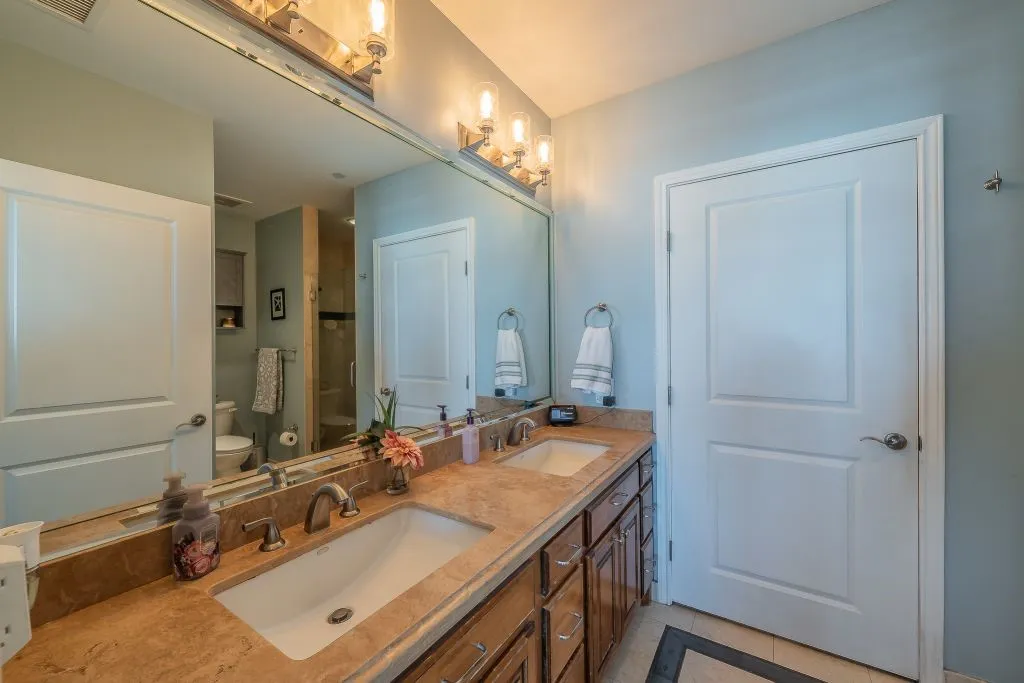 Condominium For Sale in Tarrant County , 500 Throckmorton Street 2505, Fort Worth, Texas 76102, 2 Bedroom, 2 Bathroom, 2 Garage spaces, 1,556 Sqft, built in 1972, mls#21307210, Real Estate Agent in Fort Worth, Homes For Sale in Tarrant county, Homes For Sale in Fort Worth, Realtor in Fort Worth Texas, Real Estate Brokerage Independent Realty Texas, Luminita Cordes Realtor