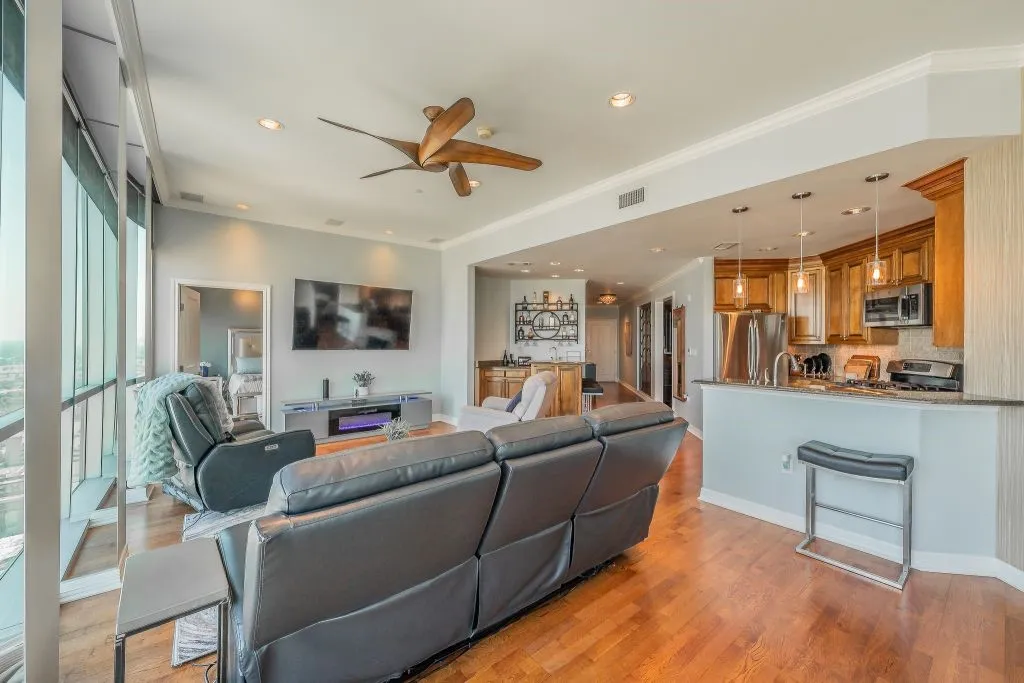 Condominium For Sale in Tarrant County , 500 Throckmorton Street 2505, Fort Worth, Texas 76102, 2 Bedroom, 2 Bathroom, 2 Garage spaces, 1,556 Sqft, built in 1972, mls#21307210, Real Estate Agent in Fort Worth, Homes For Sale in Tarrant county, Homes For Sale in Fort Worth, Realtor in Fort Worth Texas, Real Estate Brokerage Independent Realty Texas, Luminita Cordes Realtor