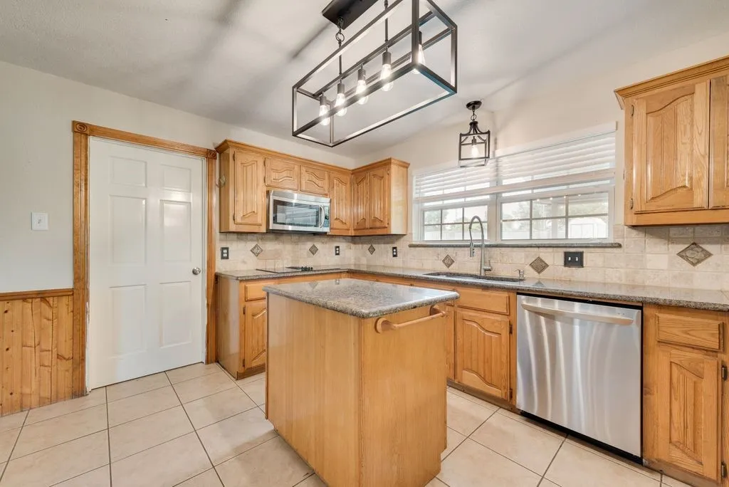 Single Family Residence For Sale in Ellis County , 912 Summer Hill Lane, Red Oak, Texas 75154, 3 Bedroom, 3 Bathroom, 3 Garage spaces, 2,602 Sqft, built in 1990, mls#21307249, Real Estate Agent in Red Oak, Homes For Sale in Ellis county, Homes For Sale in Red Oak, Realtor in Red Oak Texas, Real Estate Brokerage Independent Realty Texas, Luminita Cordes Realtor