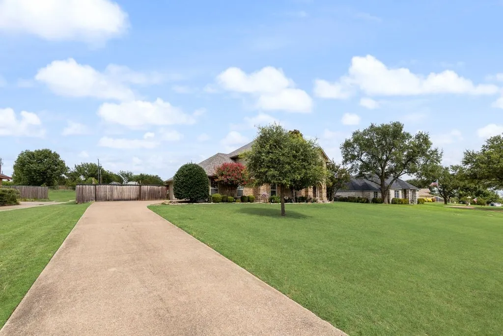 Single Family Residence For Sale in Ellis County , 912 Summer Hill Lane, Red Oak, Texas 75154, 3 Bedroom, 3 Bathroom, 3 Garage spaces, 2,602 Sqft, built in 1990, mls#21307249, Real Estate Agent in Red Oak, Homes For Sale in Ellis county, Homes For Sale in Red Oak, Realtor in Red Oak Texas, Real Estate Brokerage Independent Realty Texas, Luminita Cordes Realtor