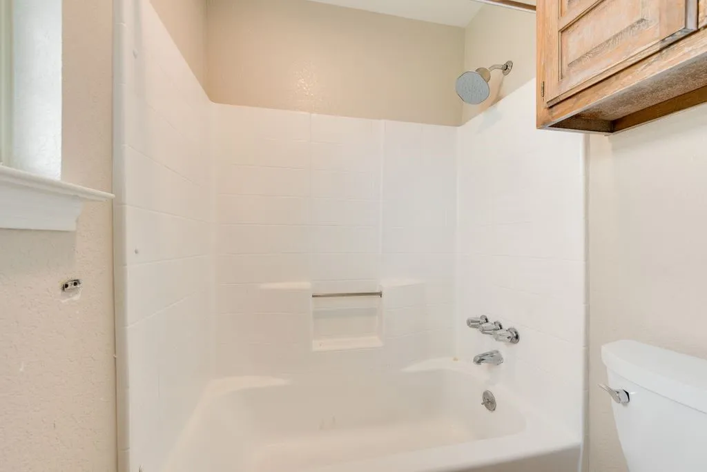 Single Family Residence For Sale in Ellis County , 912 Summer Hill Lane, Red Oak, Texas 75154, 3 Bedroom, 3 Bathroom, 3 Garage spaces, 2,602 Sqft, built in 1990, mls#21307249, Real Estate Agent in Red Oak, Homes For Sale in Ellis county, Homes For Sale in Red Oak, Realtor in Red Oak Texas, Real Estate Brokerage Independent Realty Texas, Luminita Cordes Realtor