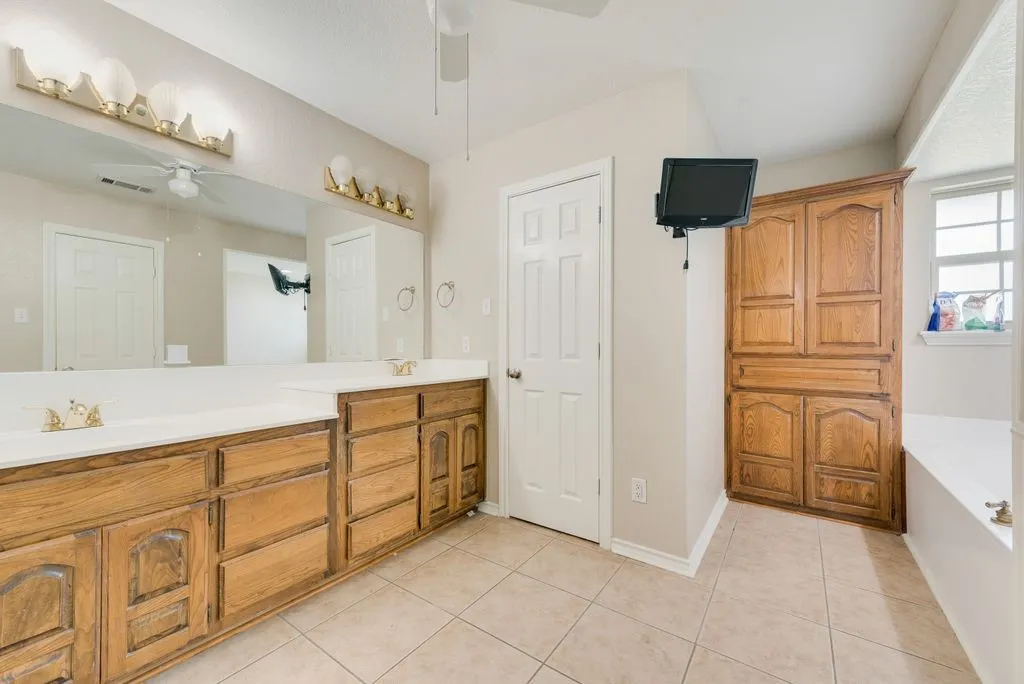 Single Family Residence For Sale in Ellis County , 912 Summer Hill Lane, Red Oak, Texas 75154, 3 Bedroom, 3 Bathroom, 3 Garage spaces, 2,602 Sqft, built in 1990, mls#21307249, Real Estate Agent in Red Oak, Homes For Sale in Ellis county, Homes For Sale in Red Oak, Realtor in Red Oak Texas, Real Estate Brokerage Independent Realty Texas, Luminita Cordes Realtor