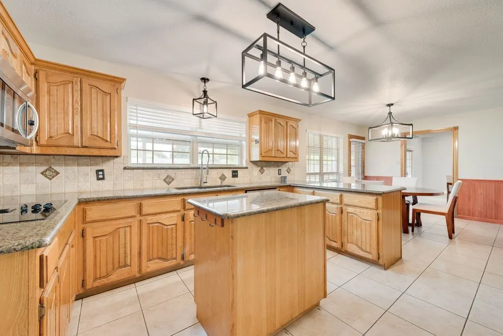 Single Family Residence For Sale in Ellis County , 912 Summer Hill Lane, Red Oak, Texas 75154, 3 Bedroom, 3 Bathroom, 3 Garage spaces, 2,602 Sqft, built in 1990, mls#21307249, Real Estate Agent in Red Oak, Homes For Sale in Ellis county, Homes For Sale in Red Oak, Realtor in Red Oak Texas, Real Estate Brokerage Independent Realty Texas, Luminita Cordes Realtor