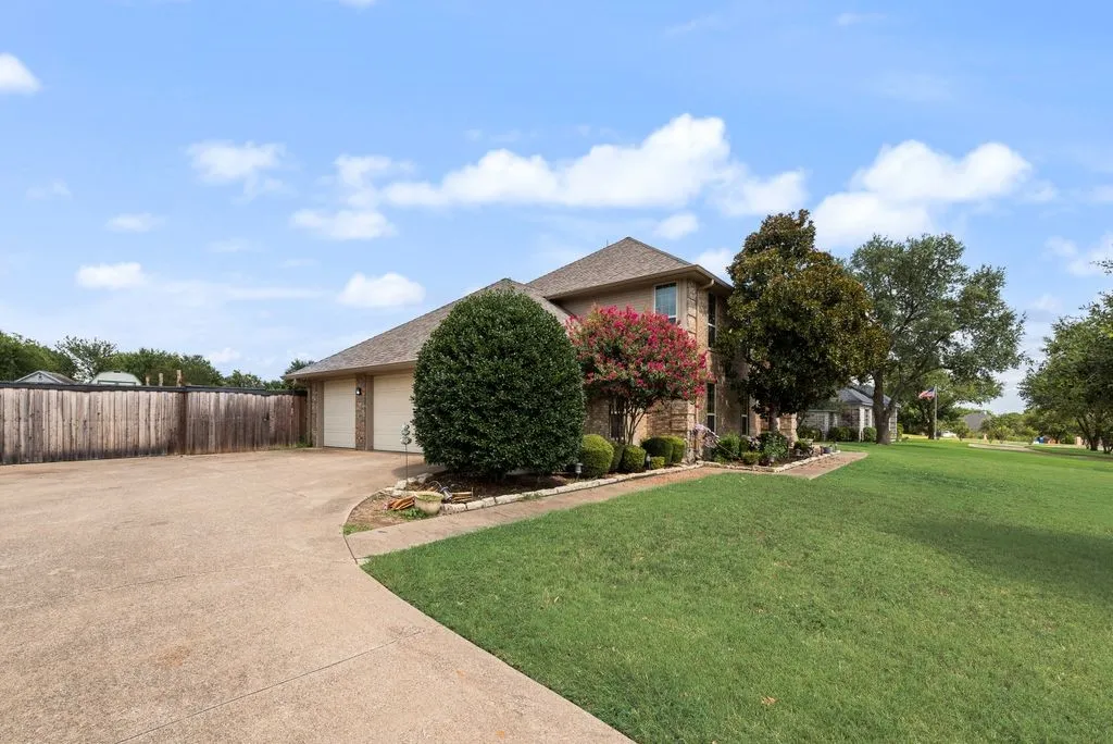 Single Family Residence For Sale in Ellis County , 912 Summer Hill Lane, Red Oak, Texas 75154, 3 Bedroom, 3 Bathroom, 3 Garage spaces, 2,602 Sqft, built in 1990, mls#21307249, Real Estate Agent in Red Oak, Homes For Sale in Ellis county, Homes For Sale in Red Oak, Realtor in Red Oak Texas, Real Estate Brokerage Independent Realty Texas, Luminita Cordes Realtor