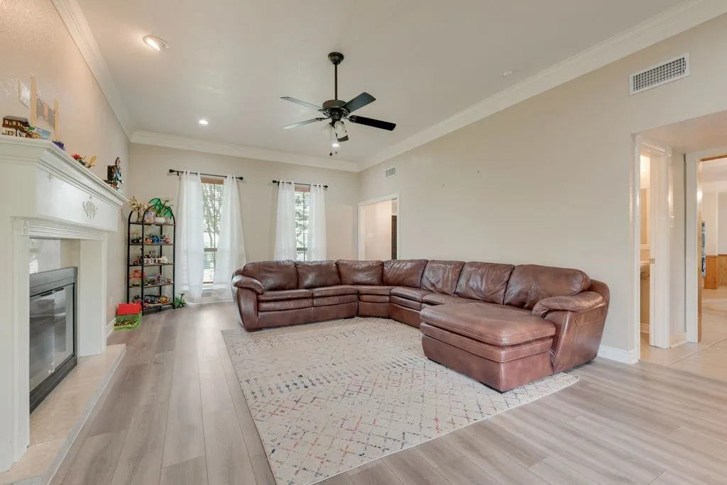 Single Family Residence For Sale in Ellis County , 912 Summer Hill Lane, Red Oak, Texas 75154, 3 Bedroom, 3 Bathroom, 3 Garage spaces, 2,602 Sqft, built in 1990, mls#21307249, Real Estate Agent in Red Oak, Homes For Sale in Ellis county, Homes For Sale in Red Oak, Realtor in Red Oak Texas, Real Estate Brokerage Independent Realty Texas, Luminita Cordes Realtor