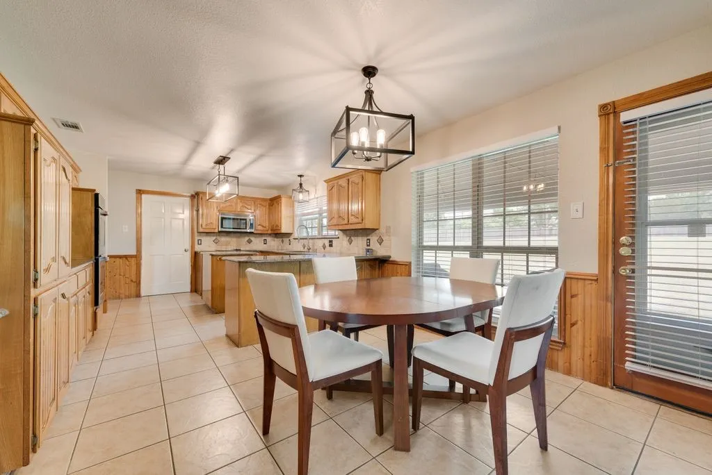 Single Family Residence For Sale in Ellis County , 912 Summer Hill Lane, Red Oak, Texas 75154, 3 Bedroom, 3 Bathroom, 3 Garage spaces, 2,602 Sqft, built in 1990, mls#21307249, Real Estate Agent in Red Oak, Homes For Sale in Ellis county, Homes For Sale in Red Oak, Realtor in Red Oak Texas, Real Estate Brokerage Independent Realty Texas, Luminita Cordes Realtor
