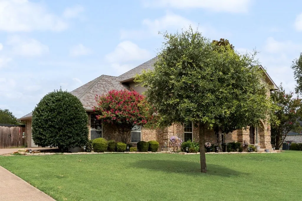 Single Family Residence For Sale in Ellis County , 912 Summer Hill Lane, Red Oak, Texas 75154, 3 Bedroom, 3 Bathroom, 3 Garage spaces, 2,602 Sqft, built in 1990, mls#21307249, Real Estate Agent in Red Oak, Homes For Sale in Ellis county, Homes For Sale in Red Oak, Realtor in Red Oak Texas, Real Estate Brokerage Independent Realty Texas, Luminita Cordes Realtor